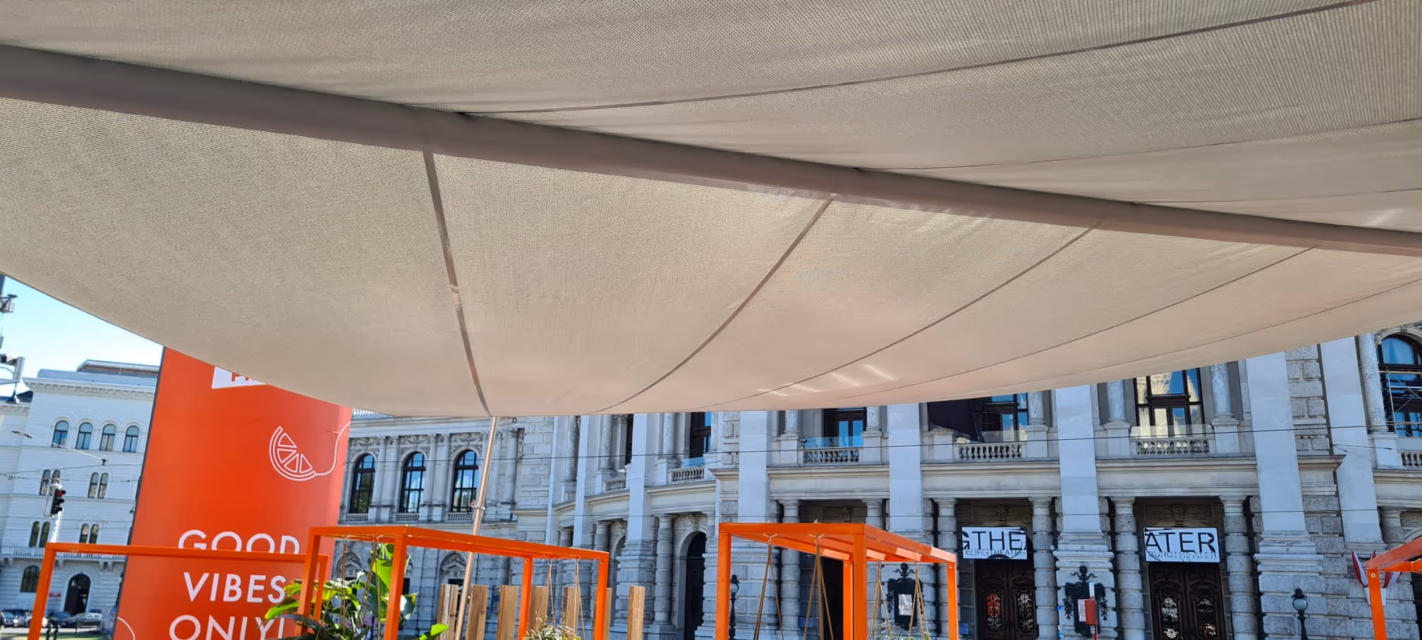 SunSquare Sonnensegel beim Film Festival am Wiener Rathausplatz – stilvoller Schutz für den Gastronomiebereich.