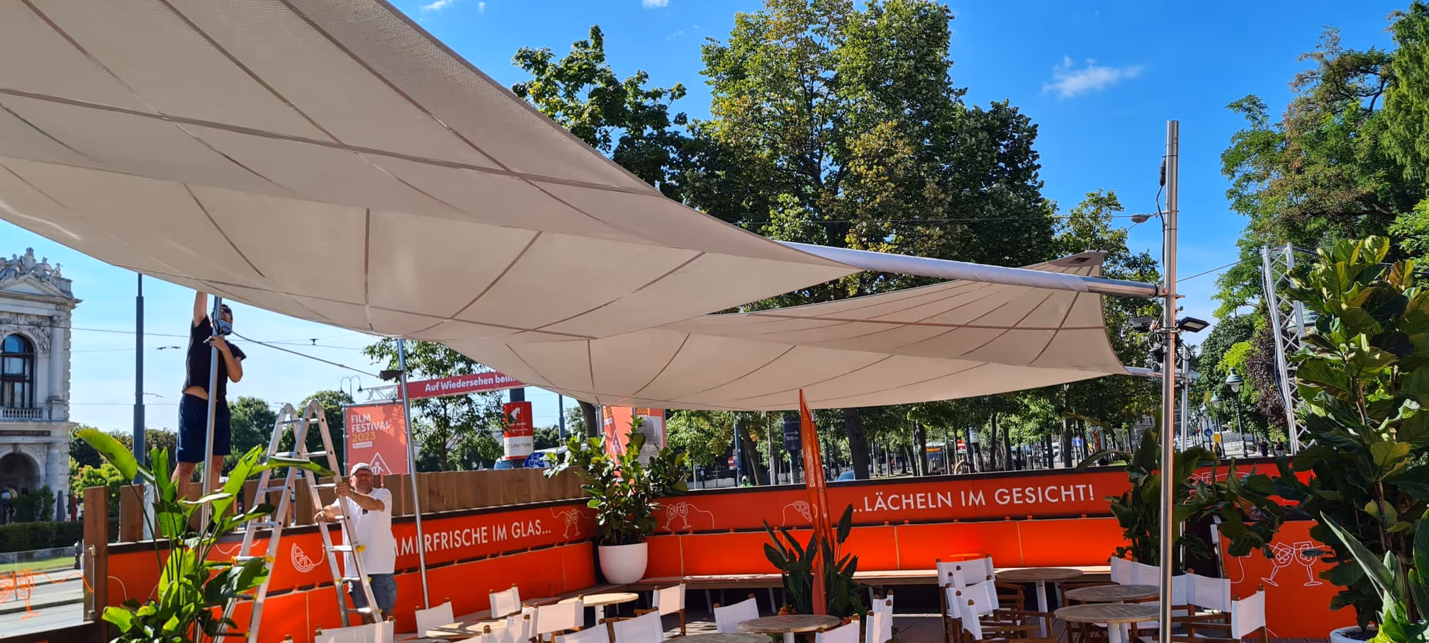 Fünf Dreiecksanlagen im Strahlenzuschnitt schaffen elegante Schattenzonen im urbanen Umfeld.