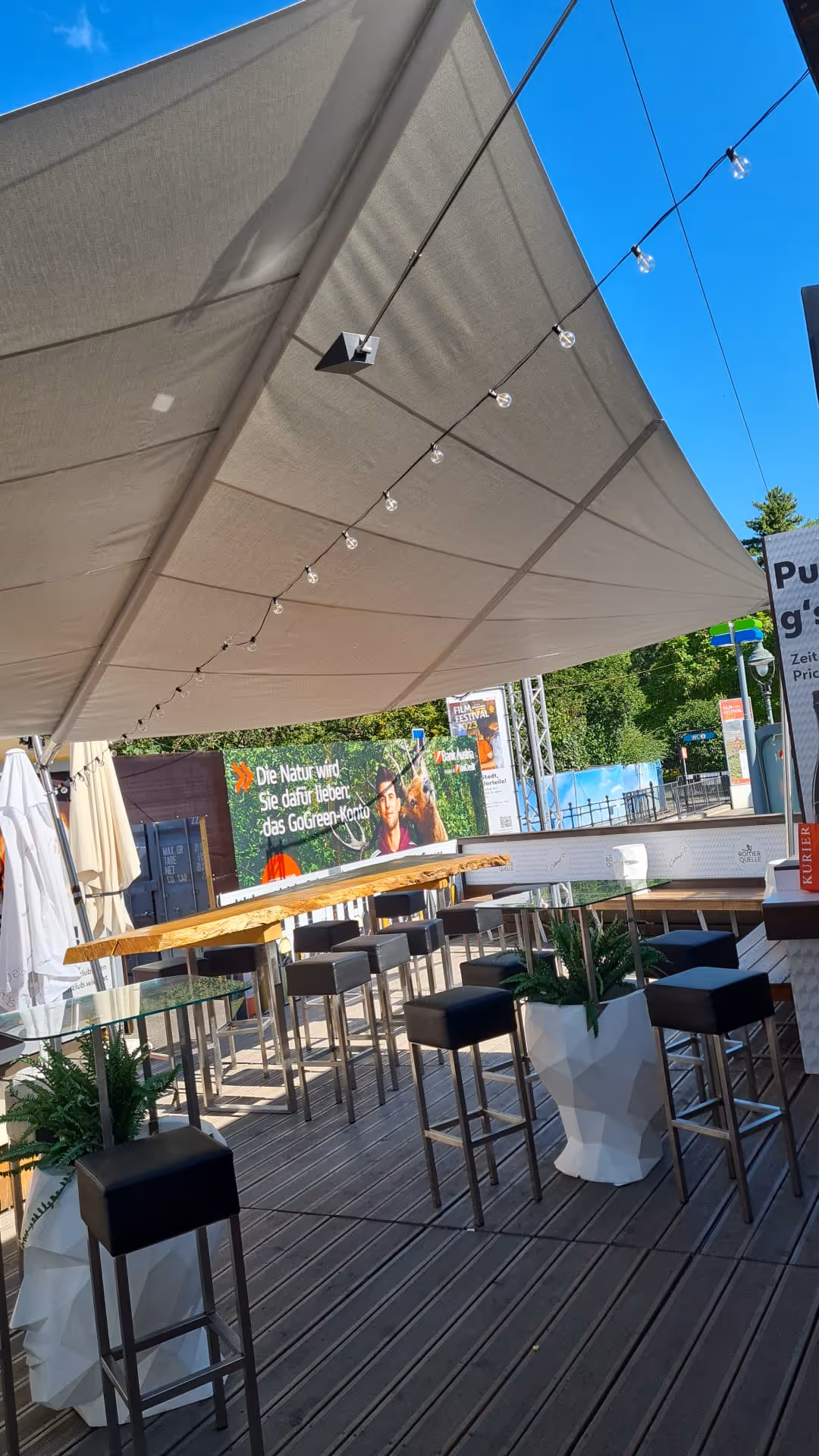 Hellgraue Sonnensegel fügen sich harmonisch in die Architektur des Wiener Rathausplatzes ein.