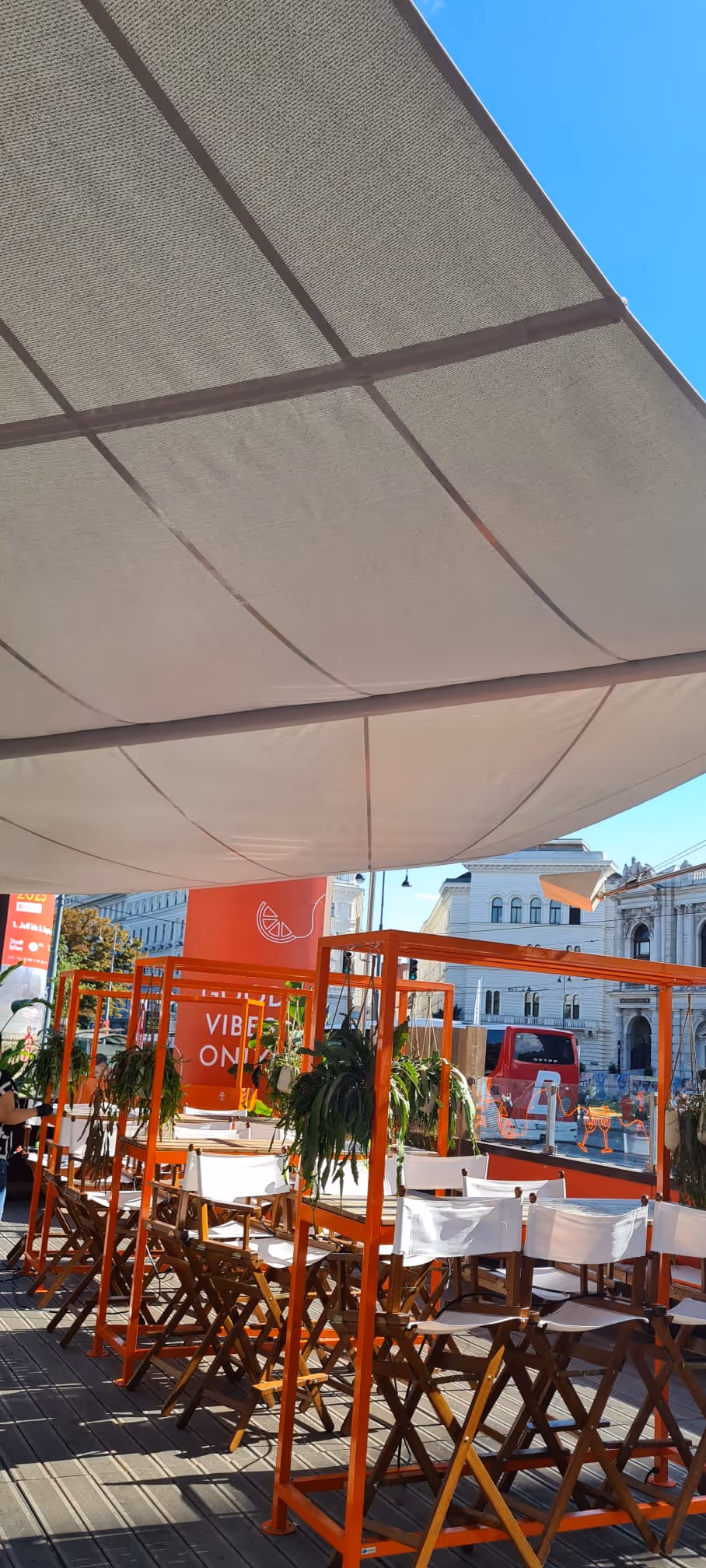 Sonnensegel schaffen komfortable Aufenthaltsbereiche für bis zu 700.000 Festivalbesucher:innen.