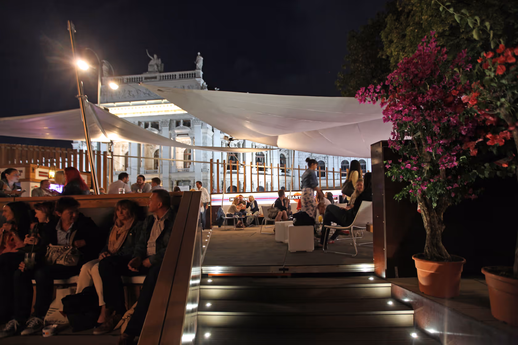 Flexible Sonnenschutzsysteme mit hoher Windstabilität – perfekt für saisonale Outdoor-Konzepte.