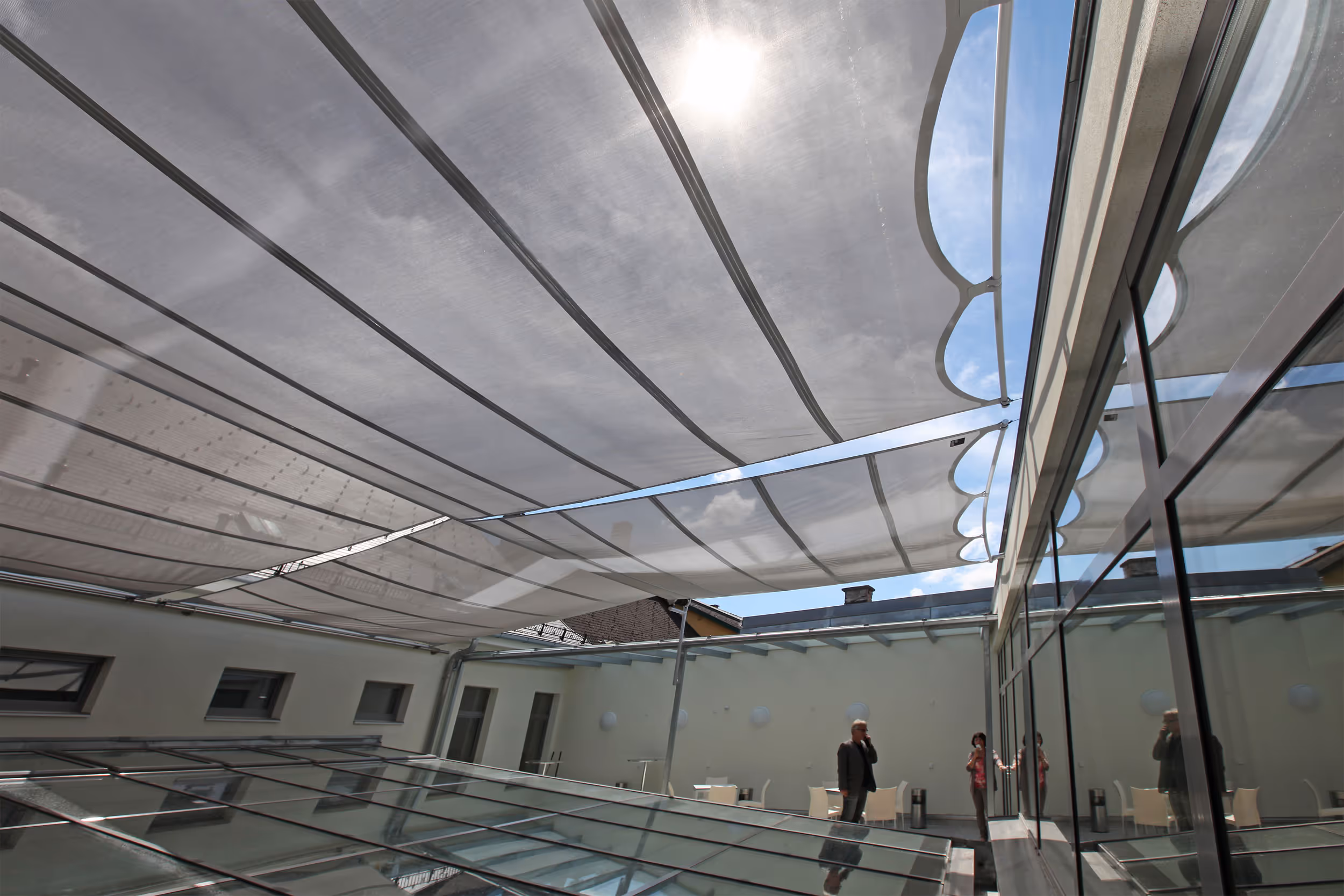 SunSquare zeigt mit dieser Installation seine Expertise in funktionaler und architektonischer Beschattung.