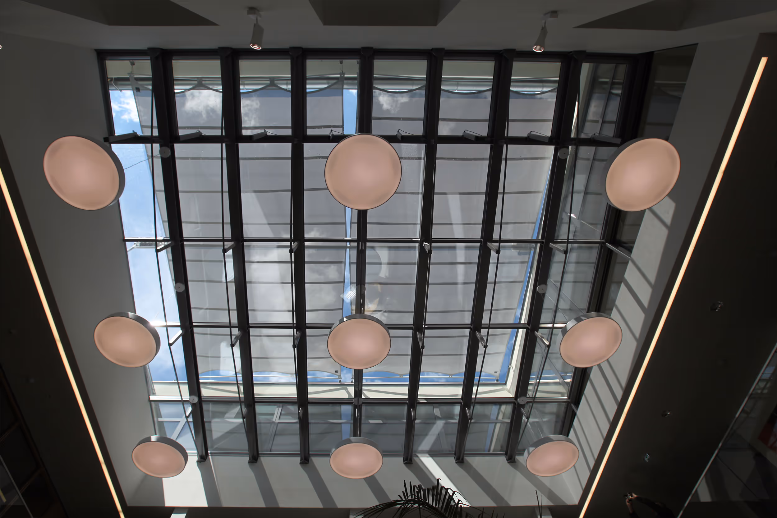 Die Anlage trägt zur thermischen Entlastung des Gebäudes bei und steigert die Aufenthaltsqualität.