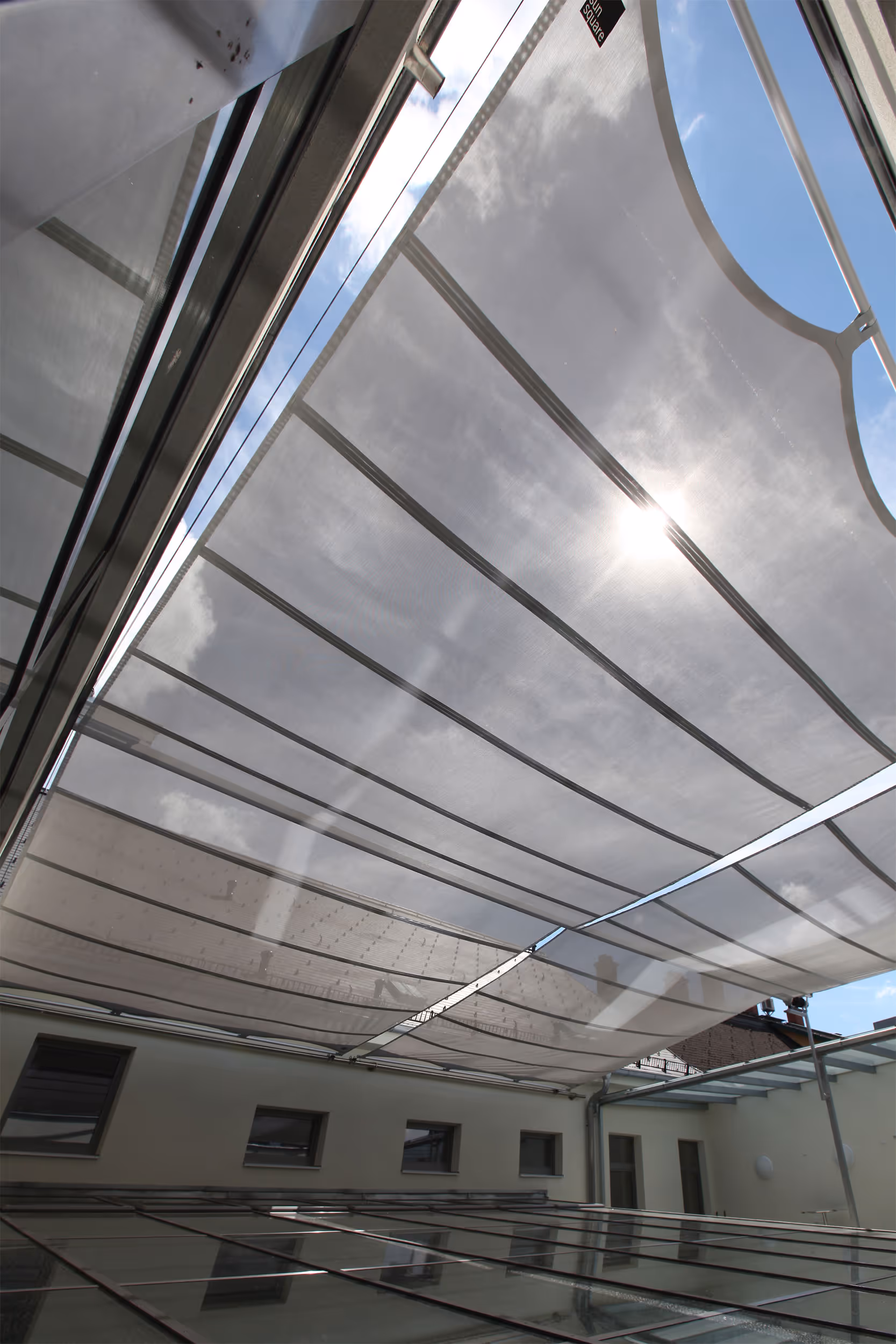 Die Sonnensegel beschatten sowohl die Horizontal- als auch die Vertikalverglasung der Lobby wirkungsvoll.