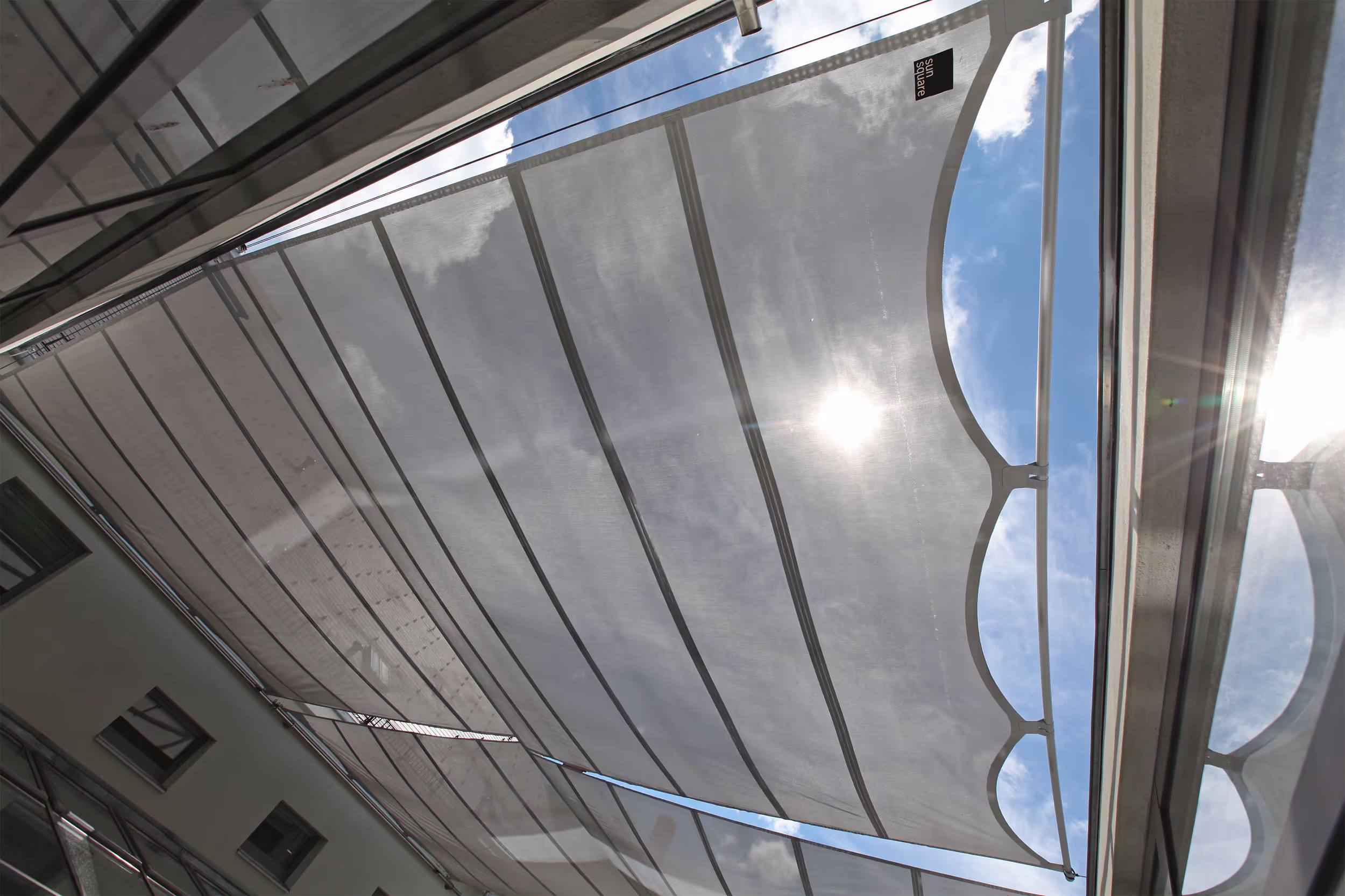 Technische Präzision und ästhetisches Design vereint in einer hochwertigen SunSquare Lösung.