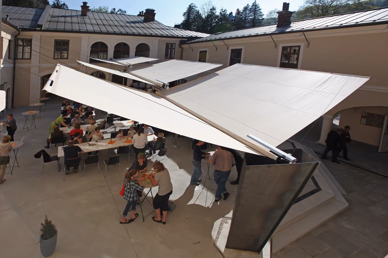 The courtyard of Neubruck Castle in Scheibbs is protected from sun and rain by three cascade-shaped awnings. This makes almost the entire courtyard weatherproof.