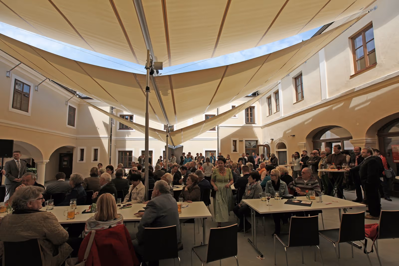 Technisch anspruchsvolle Lösung mit automatischer Windsteuerung für zuverlässigen Wetterschutz bei Veranstaltungen.