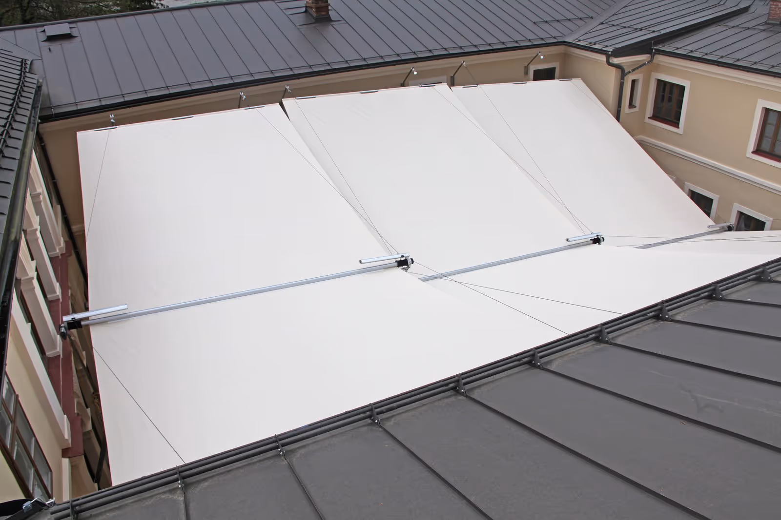 Kaskadenartig angeordnete SunSquare AX-II Rechtecksegel beschatten den Innenhof des Schlosses Neubruck auf 240 m².