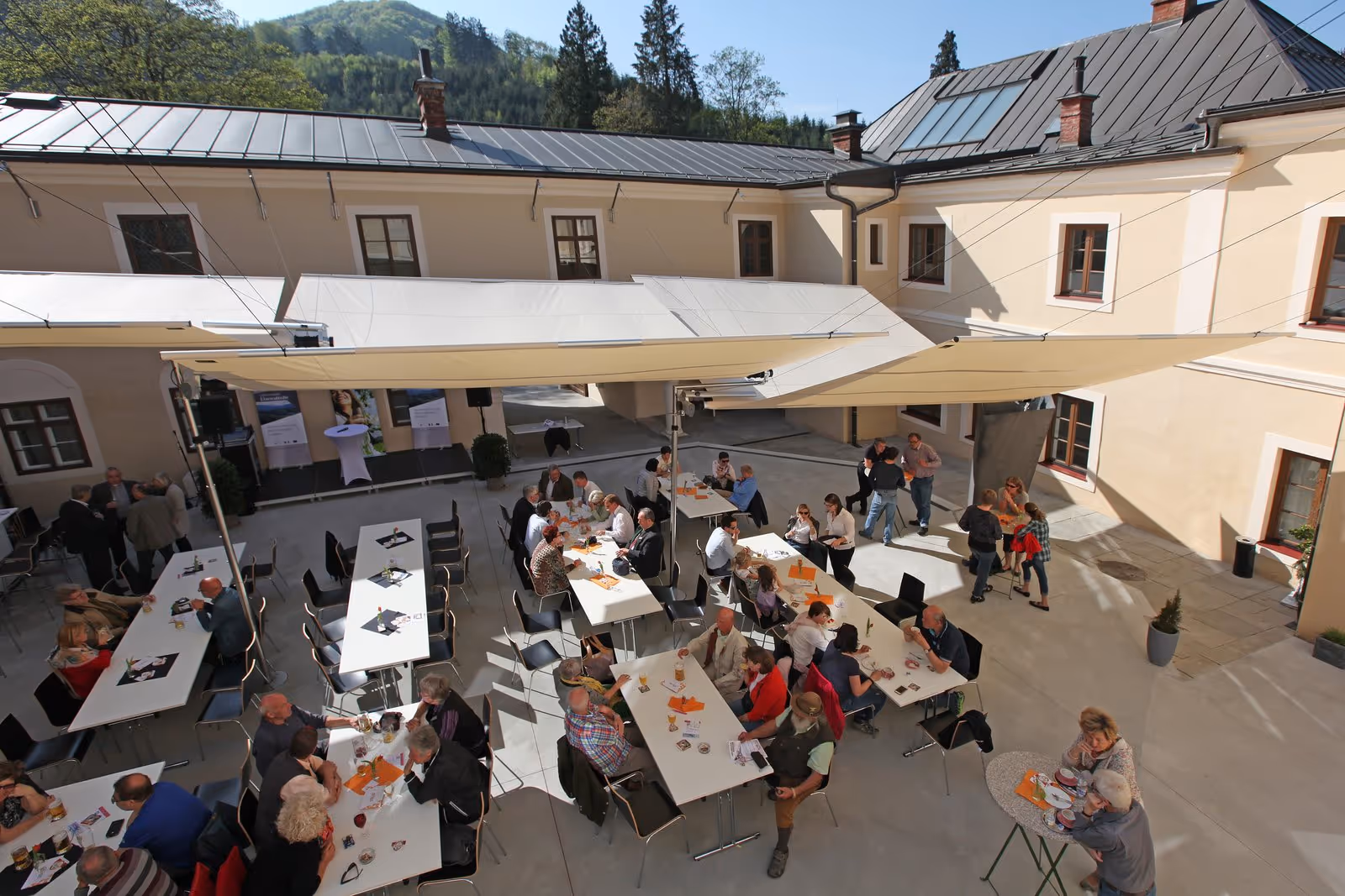 Die textile Überdachung fügt sich sensibel in die historische Architektur des denkmalgeschützten Schlosses ein.