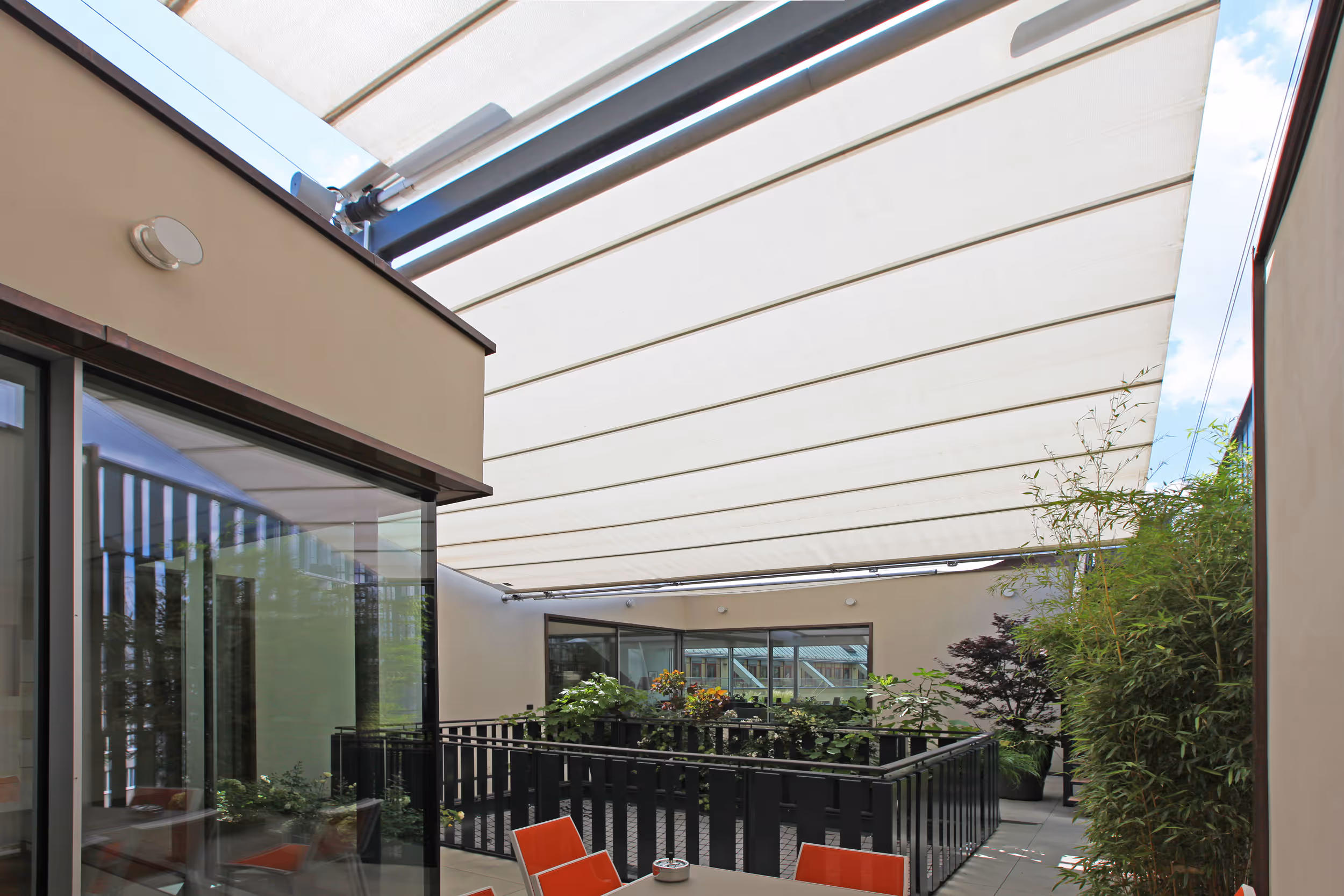 Maßgeschneiderte textile Architektur für moderne Wohnräume mit Fokus auf Komfort und Nachhaltigkeit.