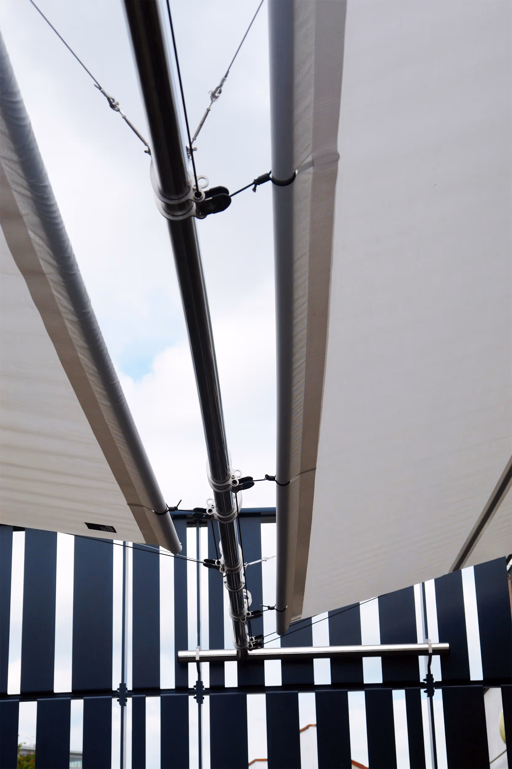 Spezielle Zugseil-Systematik ermöglicht geraden Segelabschluss für anspruchsvolle architektonische Situationen.