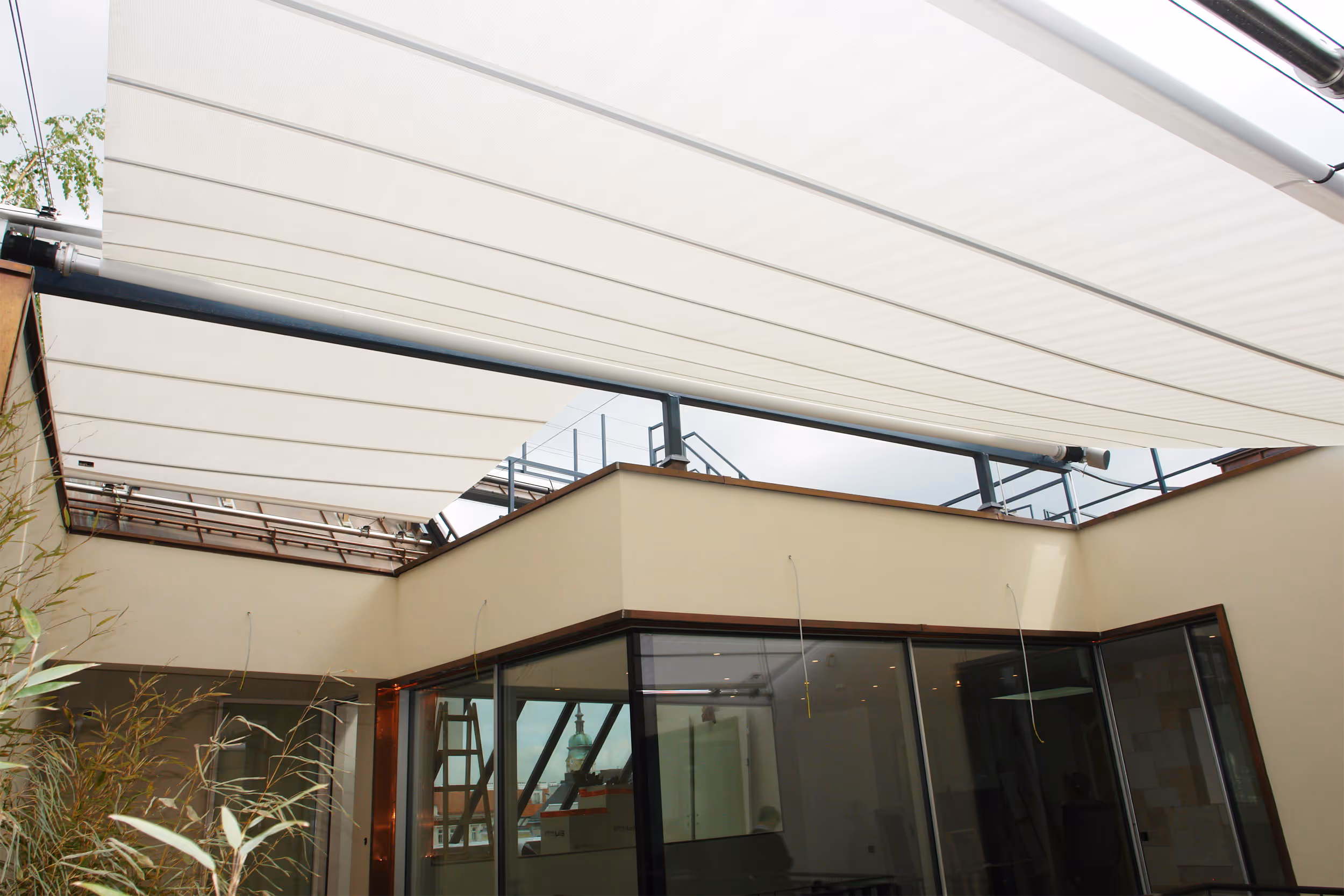 Einseitige Rechtecksegel fügen sich elegant in die Architektur der Dachgeschosswohnung ein.