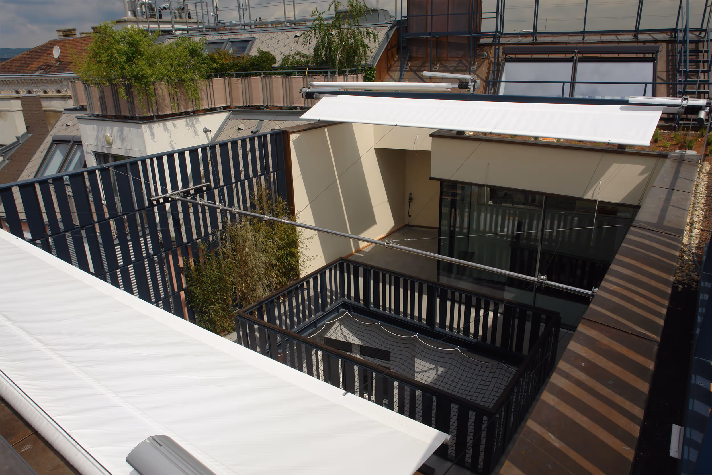 Die langlebige SunSquare Lösung zeigt ihre Qualität – Segeltucherneuerung nach über einem Jahrzehnt.