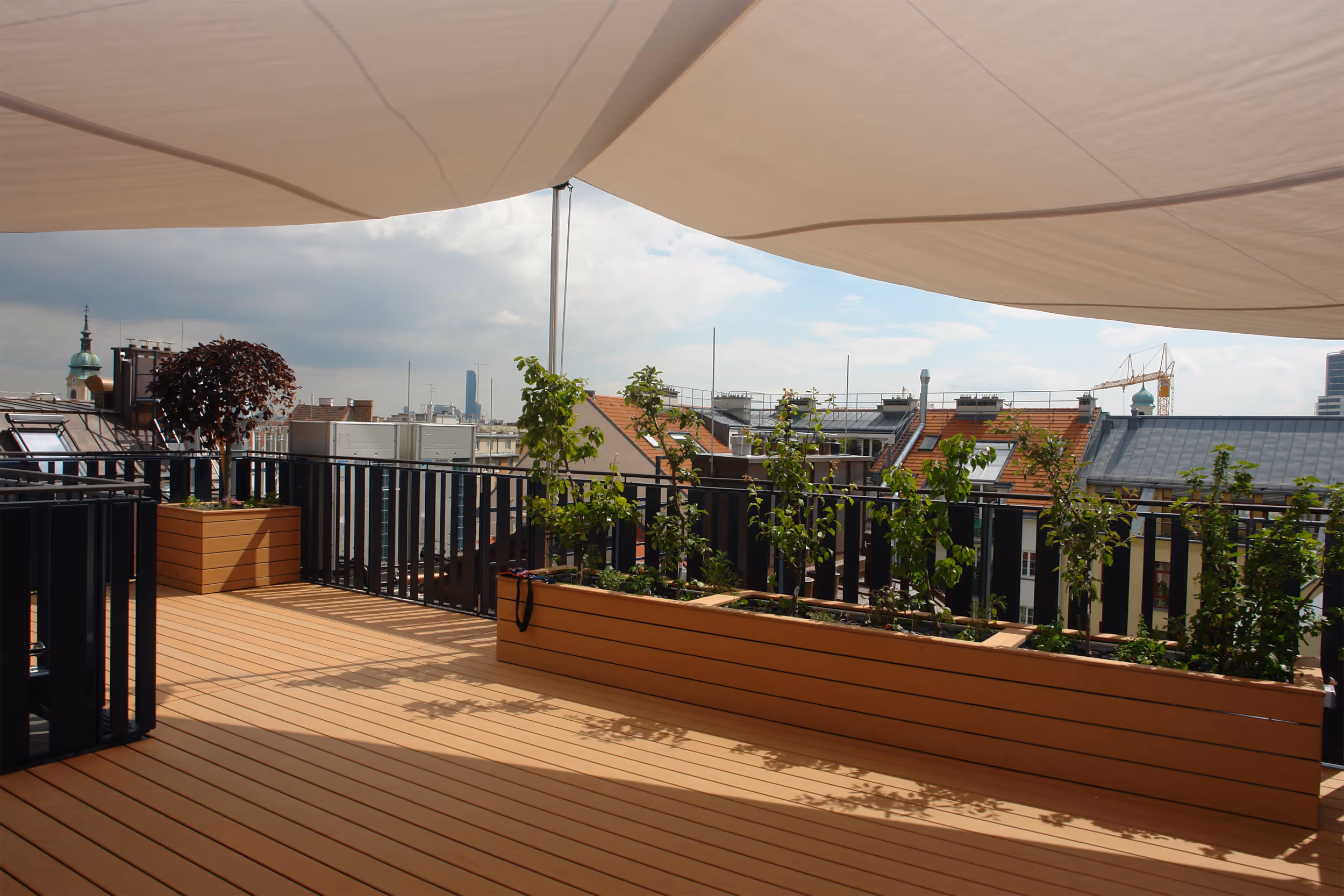 Federvorspannung und präzise Segelführung sorgen für windstabile Beschattung.