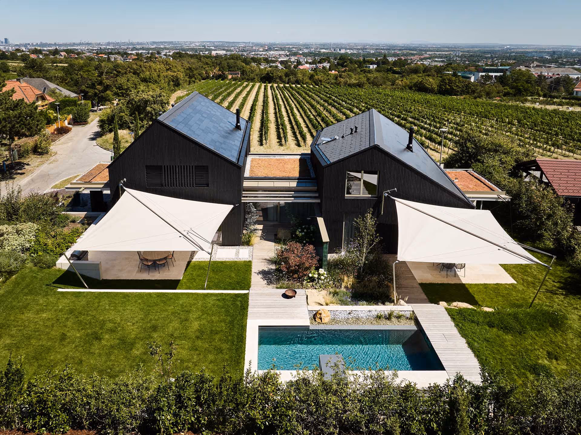 Die selbe Ansicht wie in den Planungsunterlagen fotografiert. Eindrucksvolle Übereinstimmung zwischen Planung und Umsetzung. SunSquare Sonnensegel.