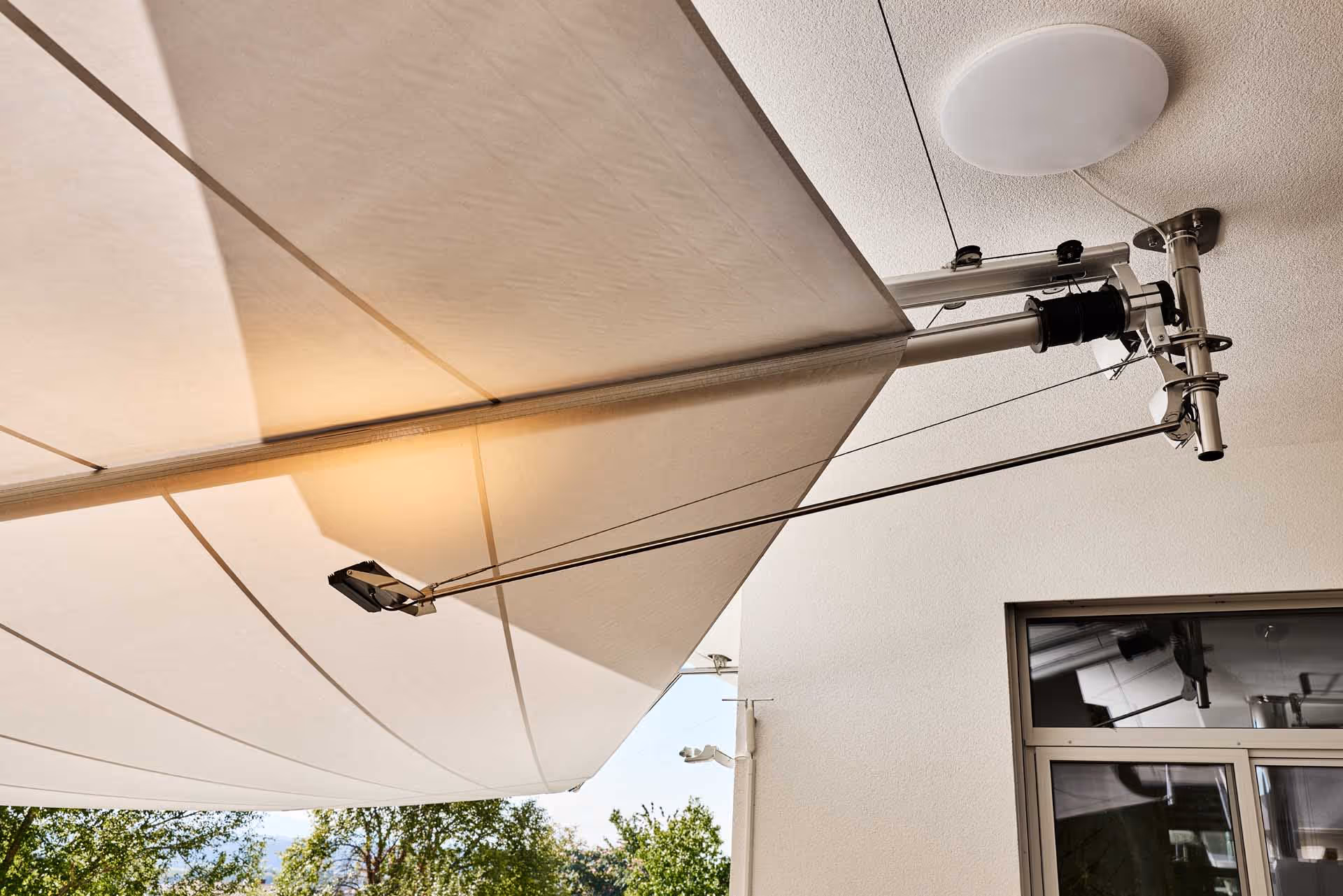 Eine SQLED 75 Watt wurde hier für stimmungsvolle indirekte Beleuchtung in den Abendstunden mit geplant.