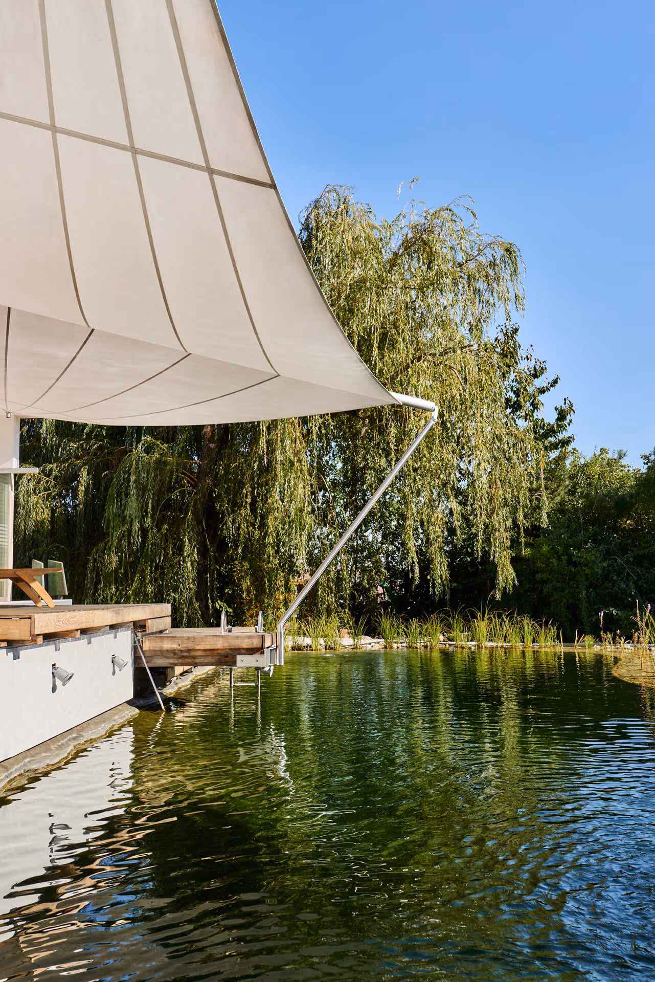 Die Anlage zeigt, wie durchdachte Beschattungslösungen zur thermischen Entlastung beitragen.