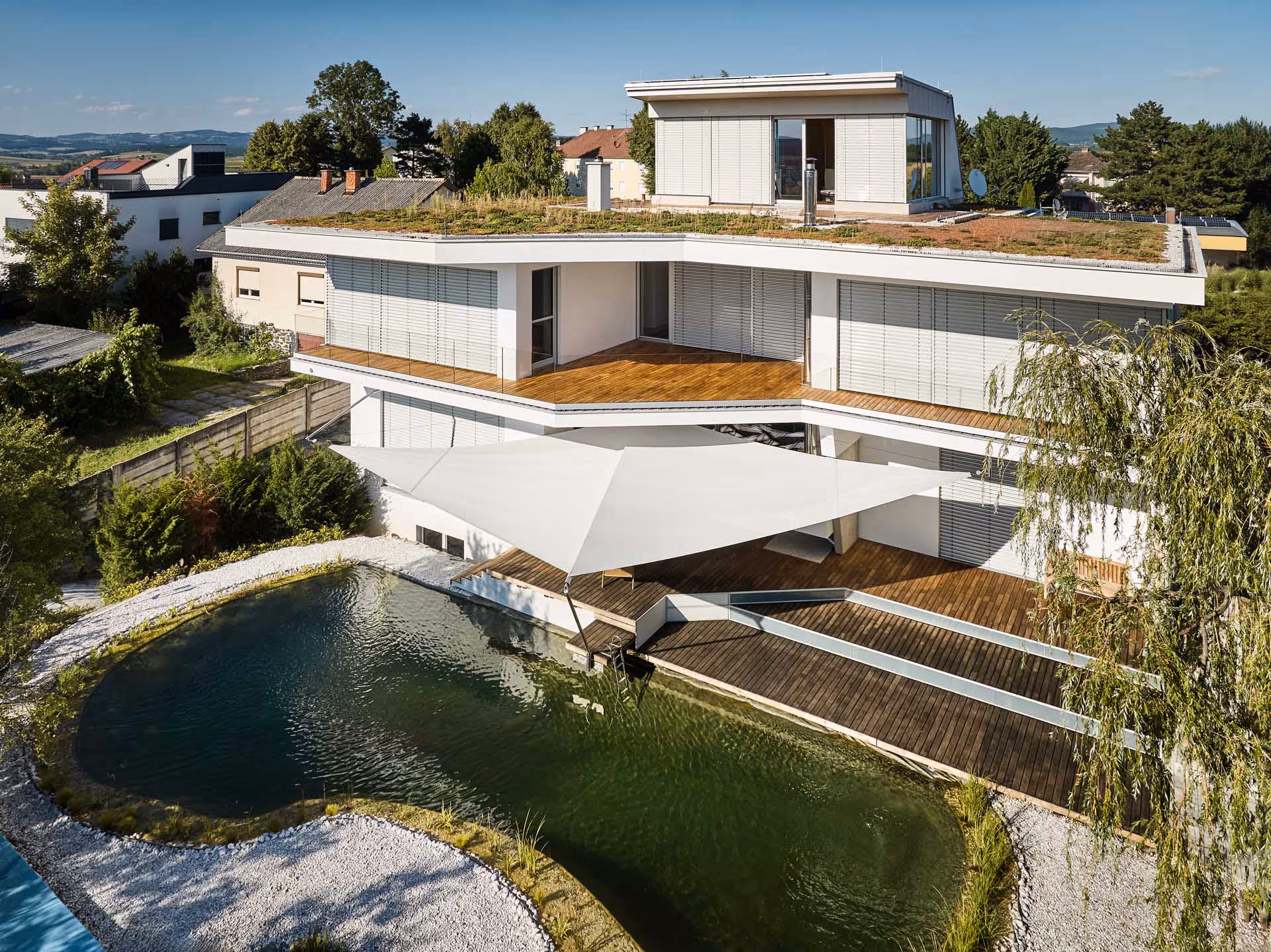 Die textile Beschattung sorgt für angenehme Kühle im Innenraum und ganzjährig nutzbare Außenflächen.