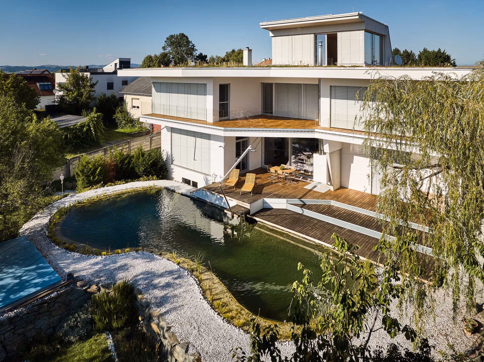 Luftaufnahme des außergewöhnlichen Projekts - ein stimmiges Gesamtkunstwerk.