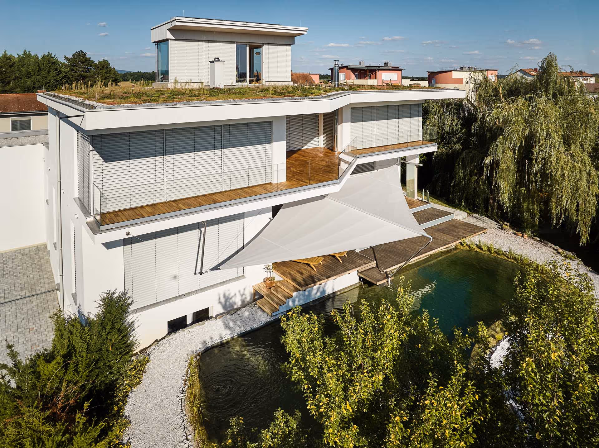 Strahlensegel-Zuschnitt aus Acrylmaterial Sattler 321-030 Hellgrau fügt sich harmonisch in die Architektur ein.
