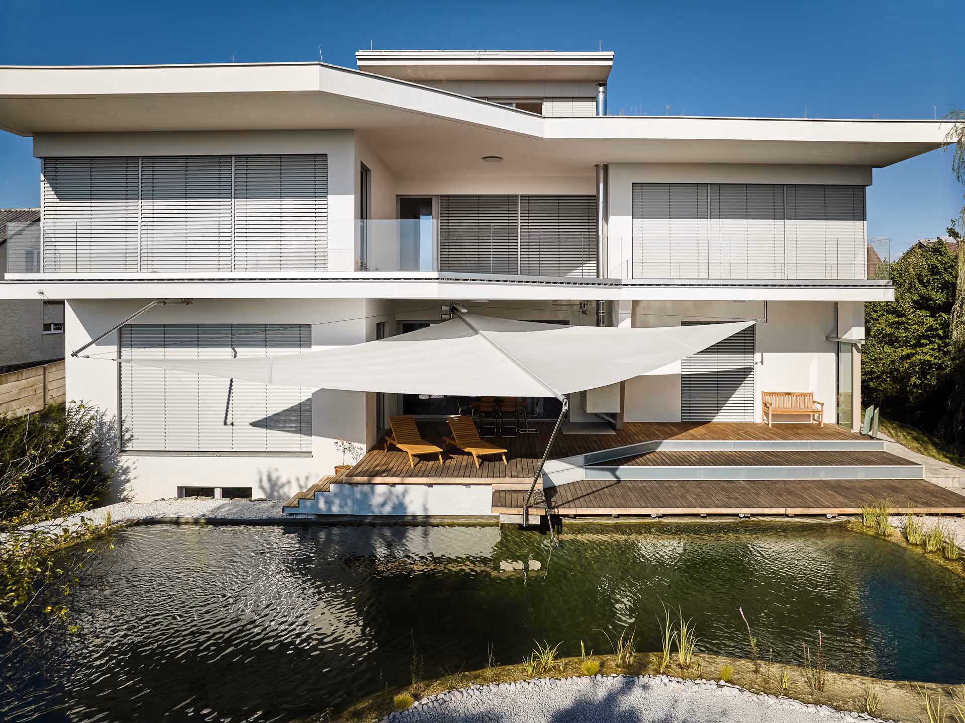 SunSquare Kompensator-Anlage mit 43 m² Segelfläche schützt Holzdeck und Glasflächen zuverlässig vor Sonne.