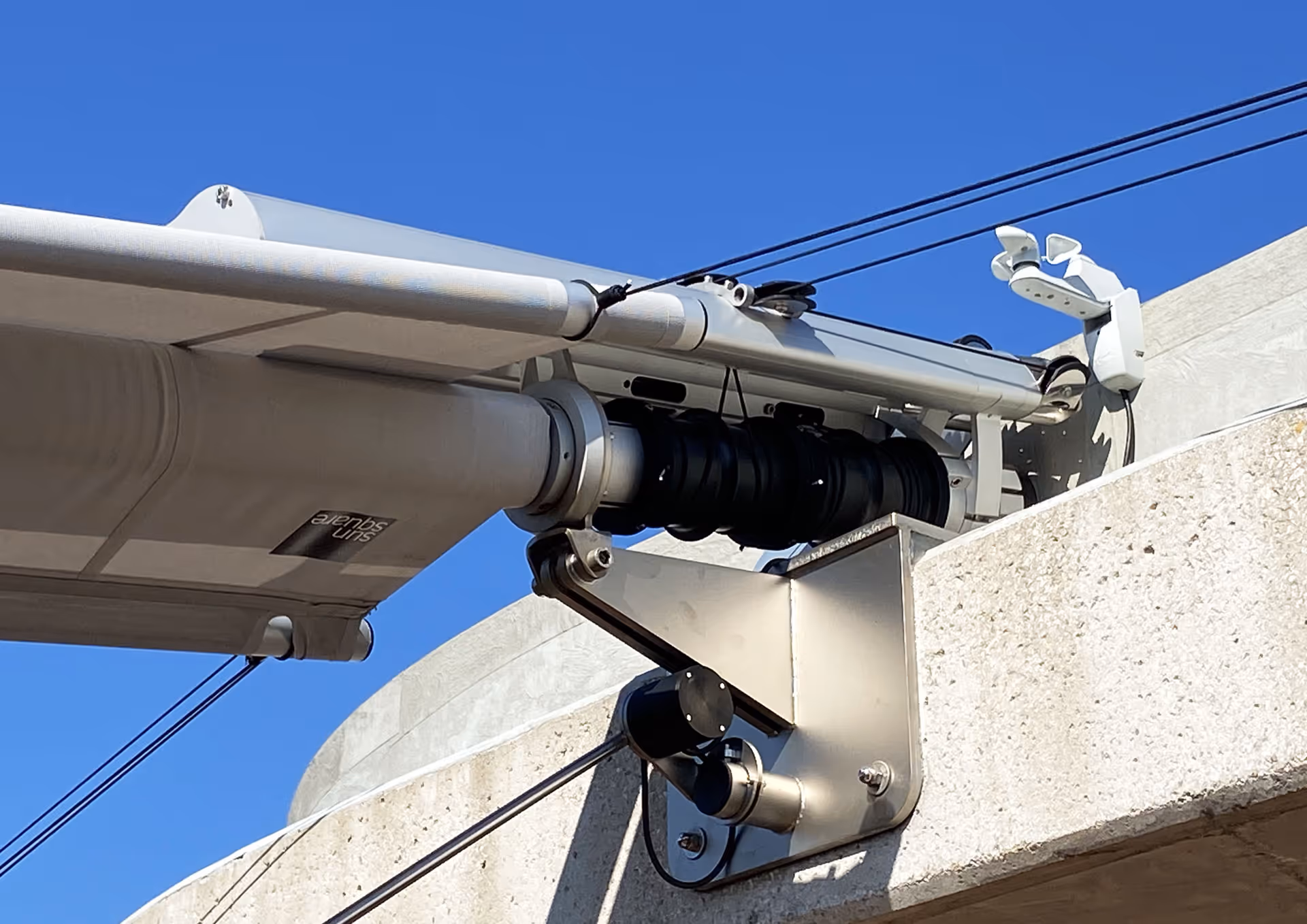 Spezialmontage mit Wandkonsole an der Betondecke ermöglicht stabile Befestigung mit nur drei Punkten.