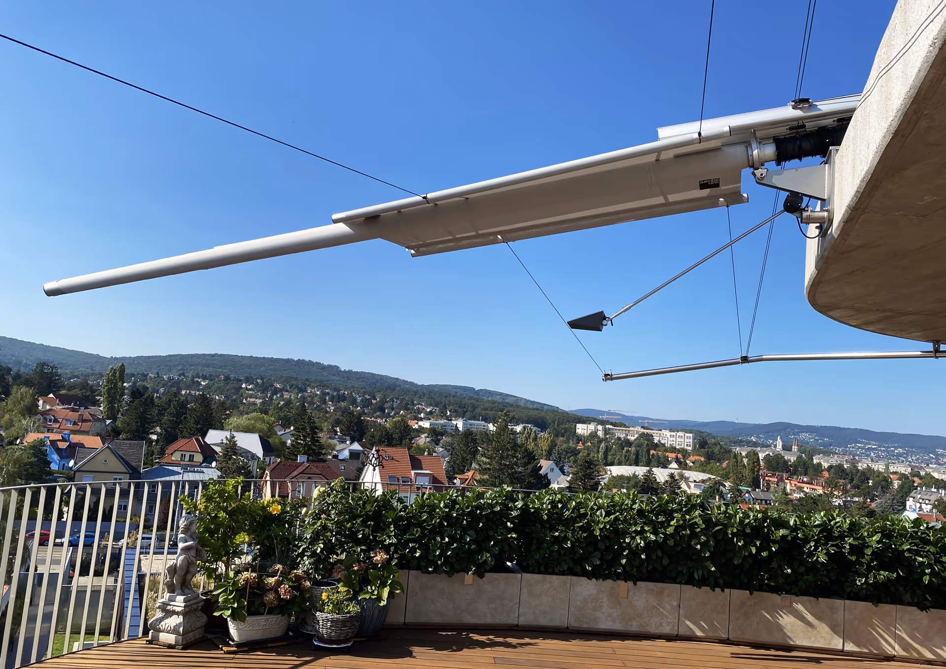 Hellgraues Acrylgewebe schützt Pflanzen und Innenräume zuverlässig vor Sonne und Hitze – für angenehmes Raumklima