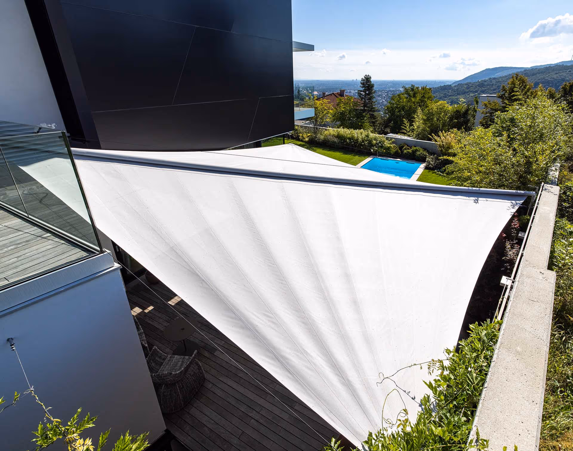 SunSquare Sonnensegel am Poolbereich eines Einfamilienhauses.