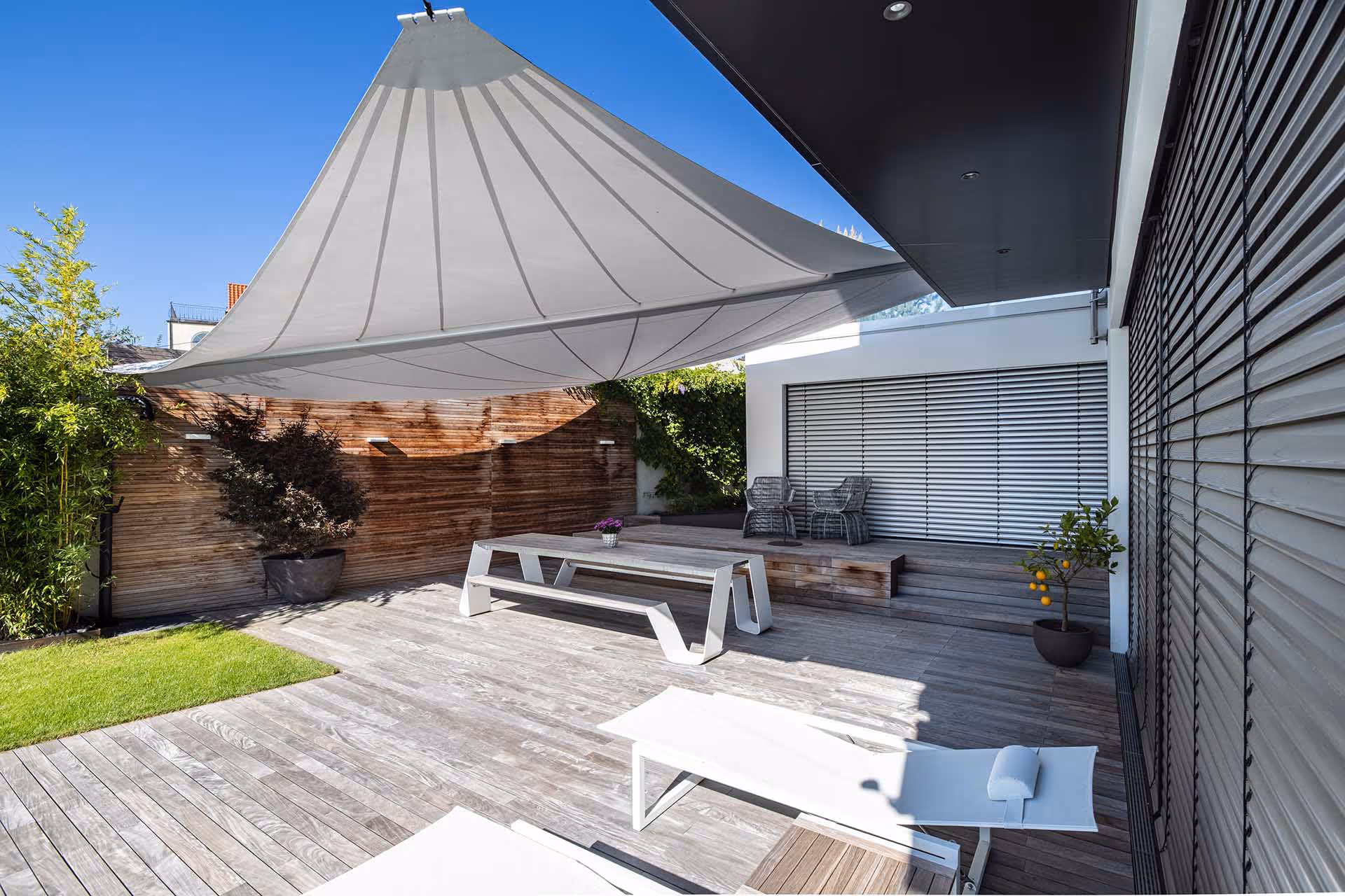 Die Strahlen des SunSquare Segels geben der Anlage einen modernen Touch.