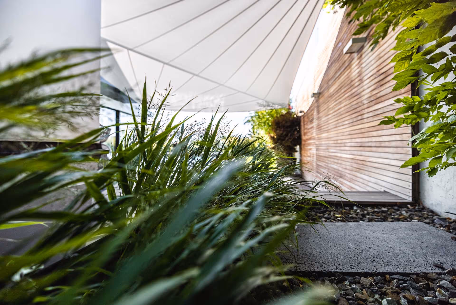 SunSquare Sonnensegel am Poolbereich eines Architektenhauses.