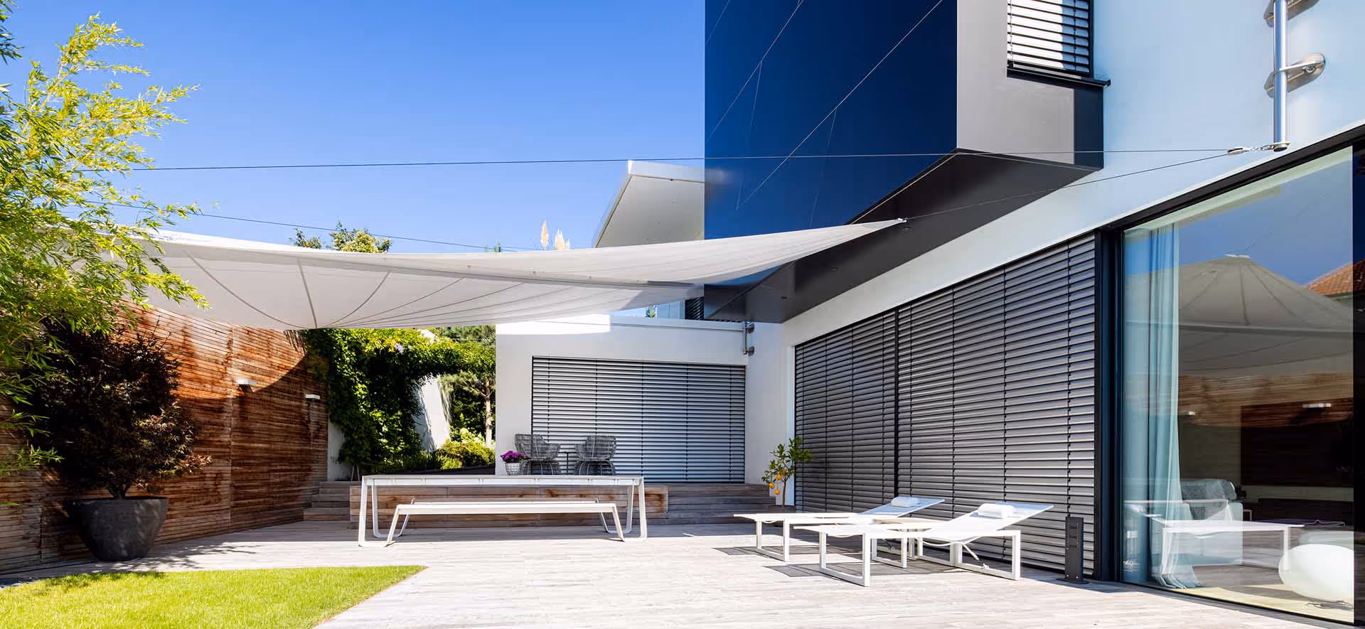 SunSquare Sonnensegel am Poolbereich eines Einfamilienhauses.