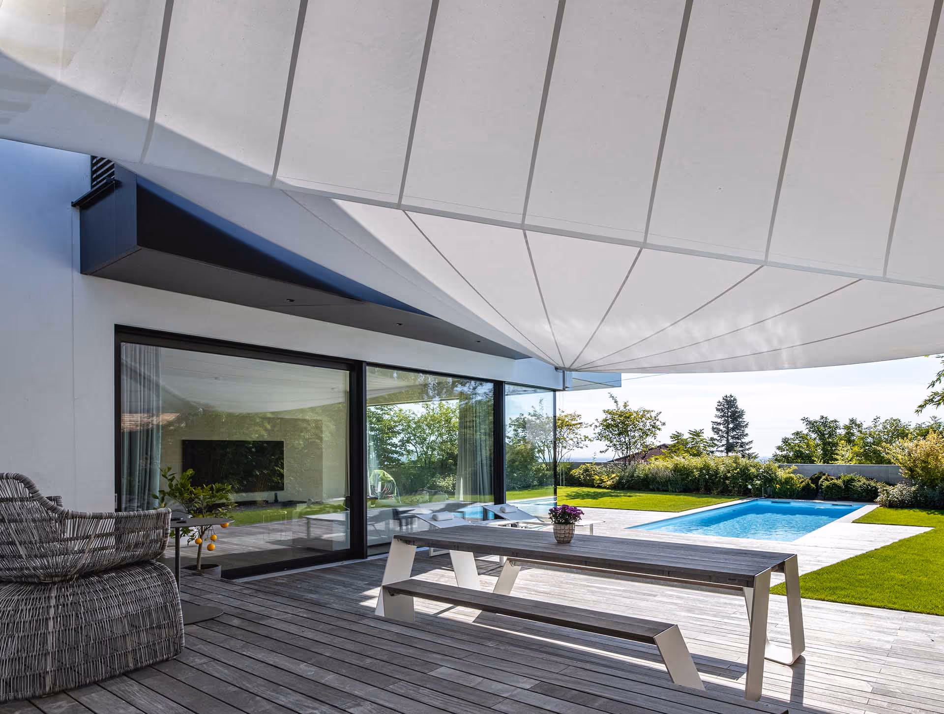 Große Glasflächen werden von dem SunSquare Sonnensegel beschattet und schützen damit den Innenraum vor Überhitzung.