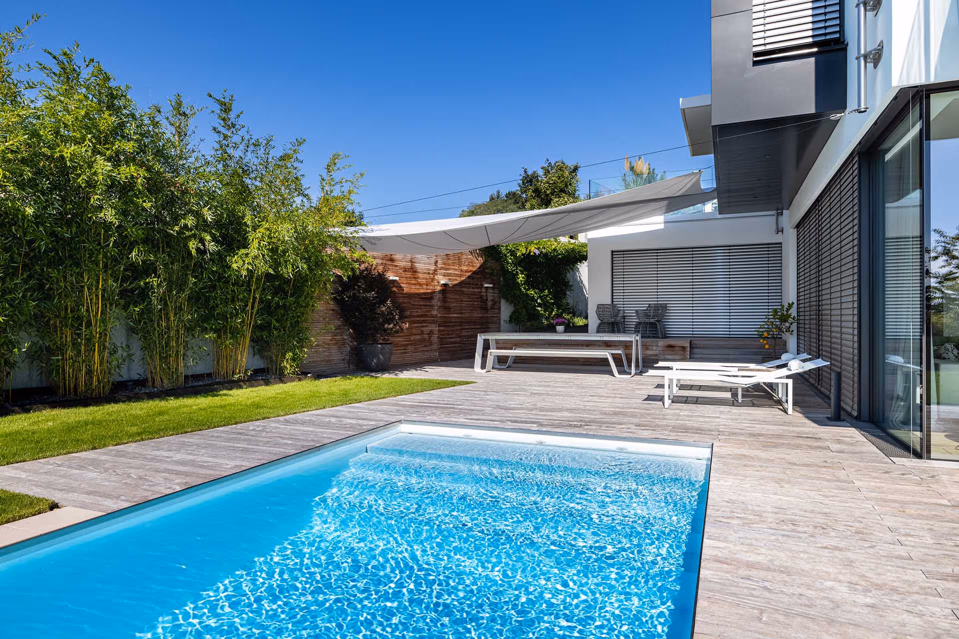 SunSquare Sonnensegel am Poolbereich eines Einfamilienhauses.