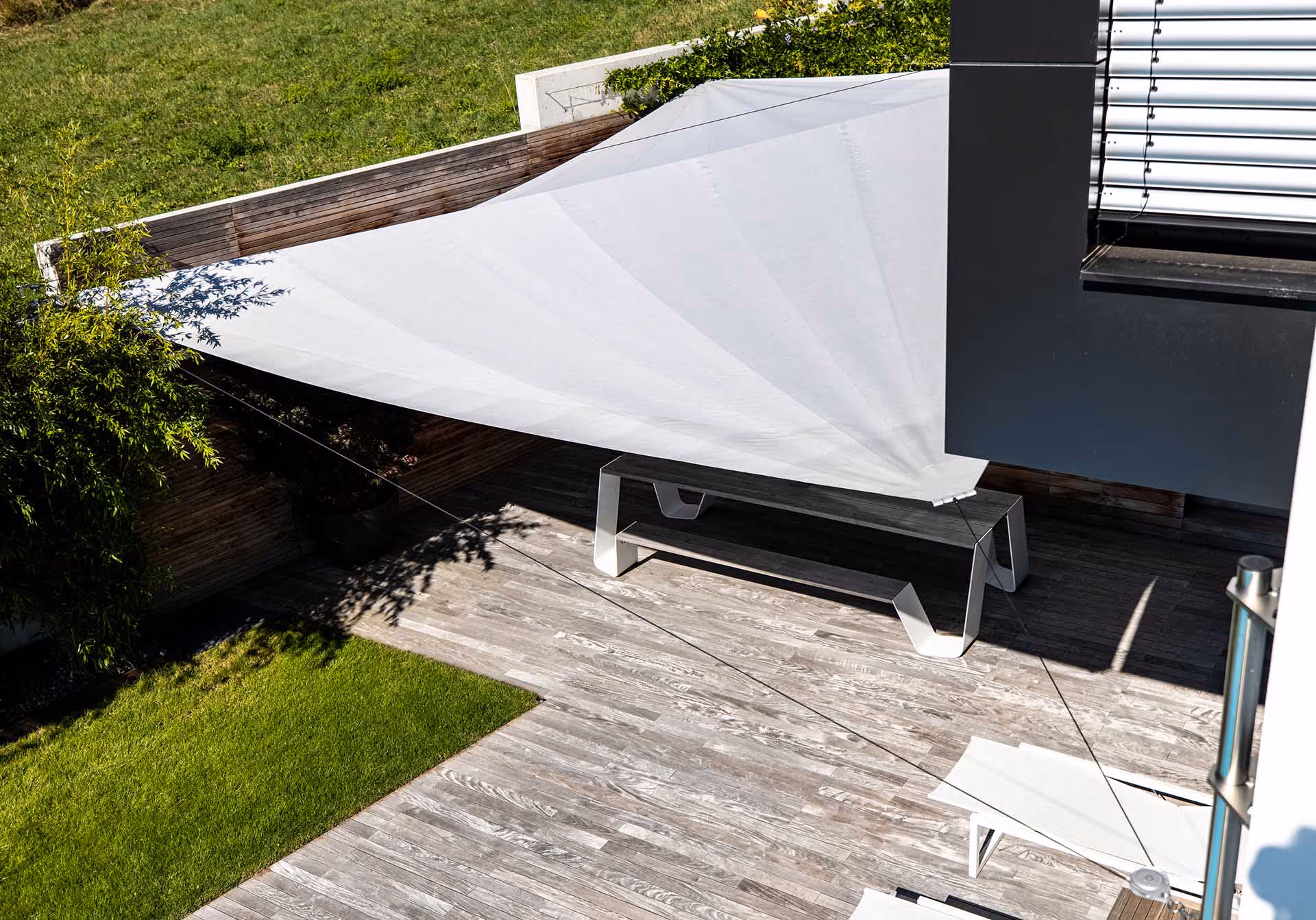 Das Strahlensegel von oben fotografiert so sieht man die darunterliegende Schattenfläche.