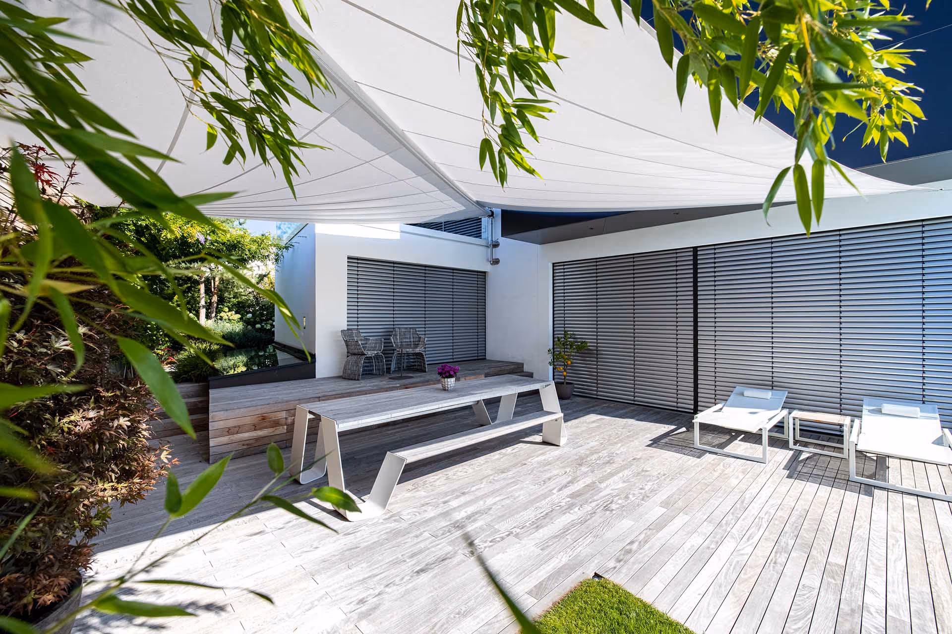 SunSquare Sonnensegel am Poolbereich eines Einfamilienhauses.