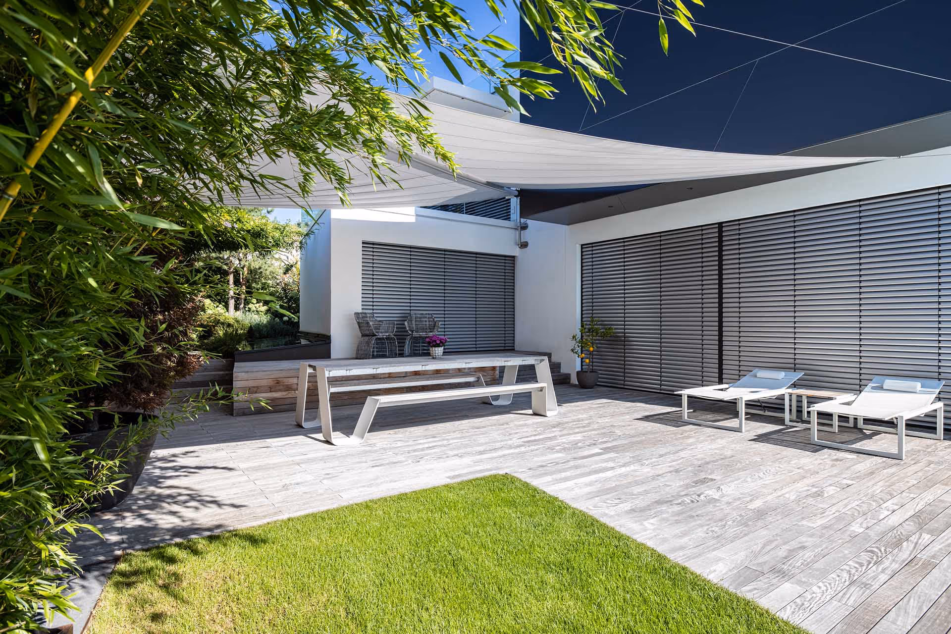 SunSquare Sonnensegel am Poolbereich eines Einfamilienhauses.