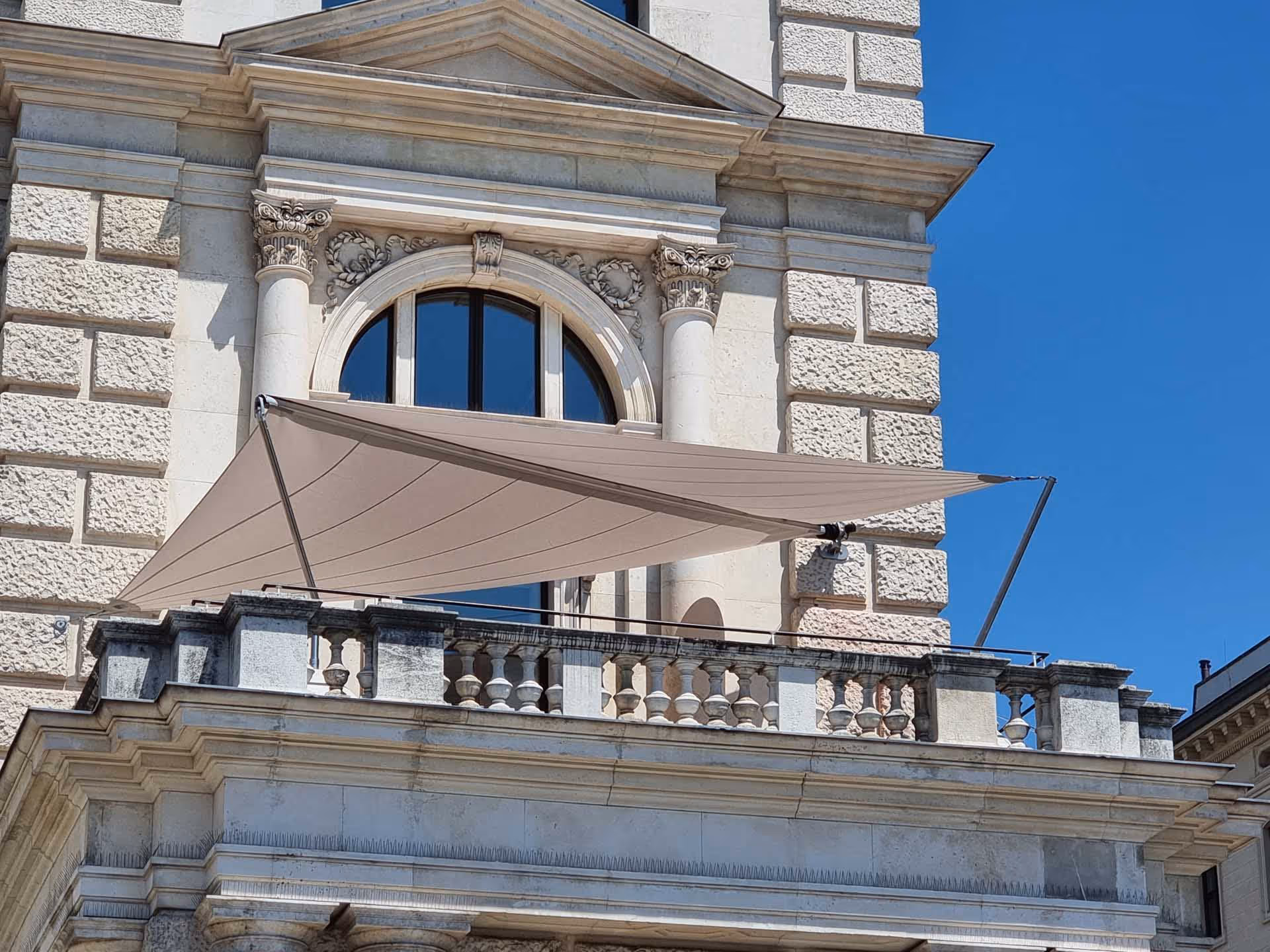 A terrace of the Vienna Burgtheater can be seen on which a SunSquare awning was built.