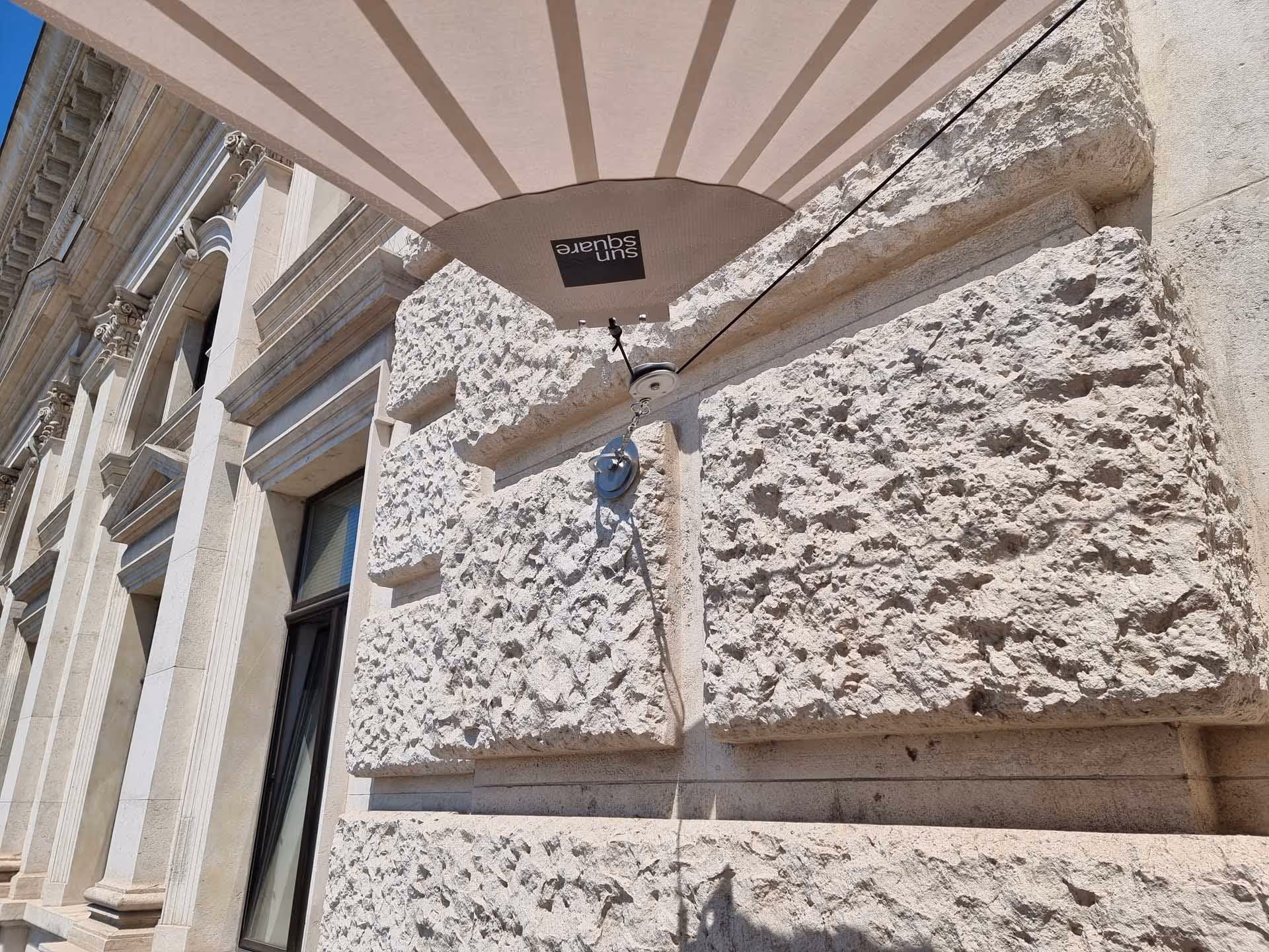 Beiges Acrylgewebe Sattler 321-325 fügt sich dezent und elegant in die denkmalgeschützte Architektur ein.