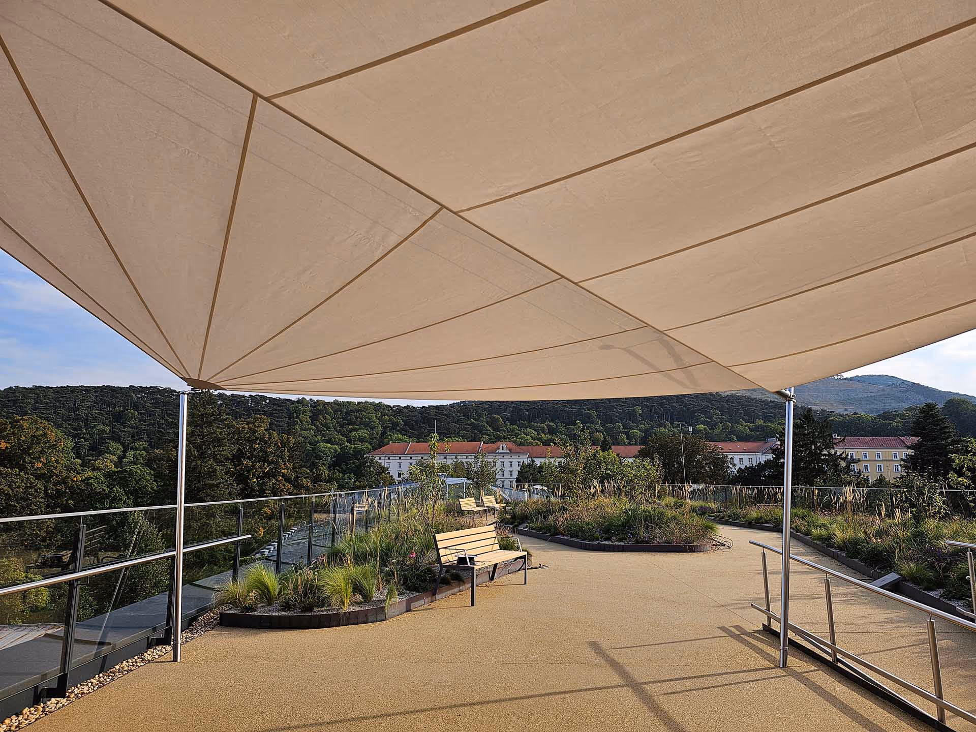 SunSquare Sonnensegel auf der Dachterrasse einer Pflegeeinrichtung - zum Schutz vor Sonne und Regen nutzbar.