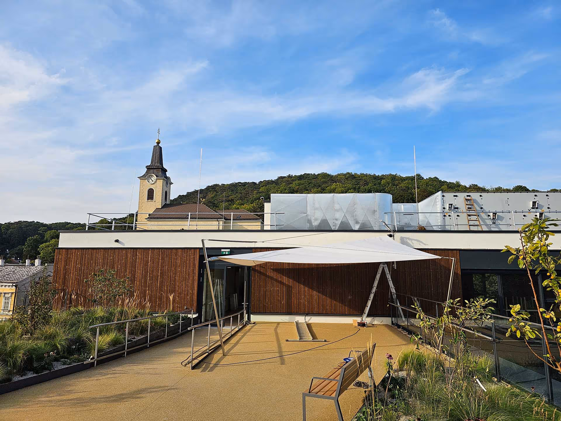 Mit dem Sonnen- und Regenschutz von SunSquare wird das Verweilen, Durchatmen und der Austausch im Freien gemütlicher.
