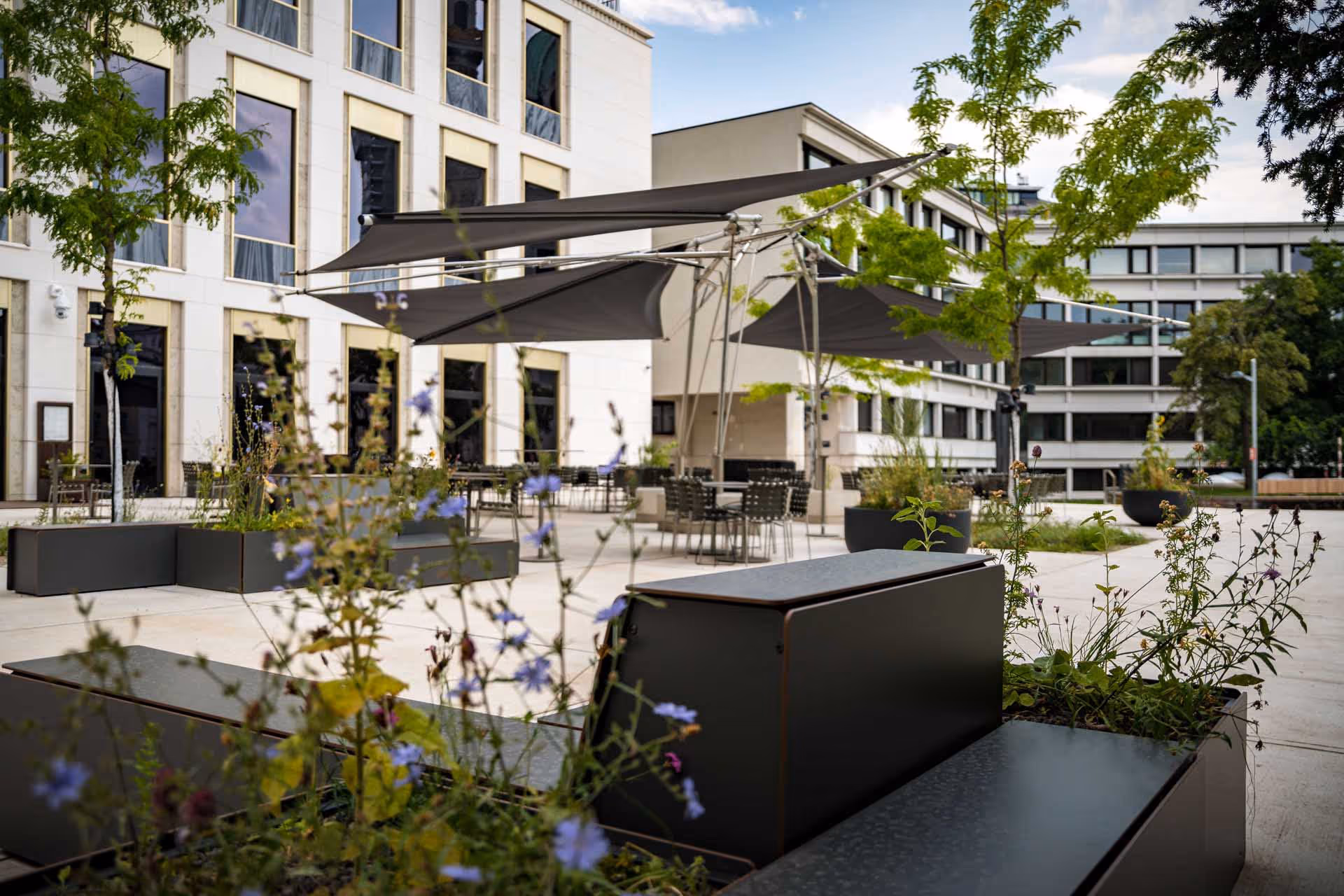 Die textile Architektur verbindet Funktionalität mit urbanem Design und kulinarischer Exzellenz.