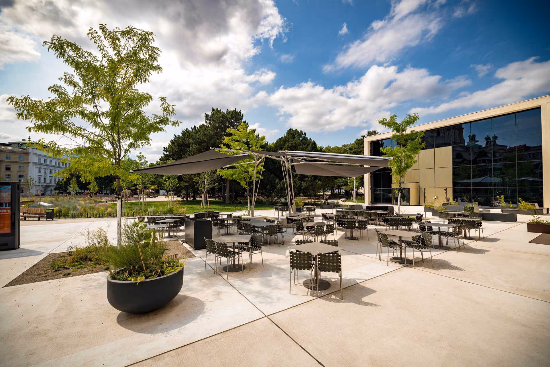 Die Segelanlagen schaffen einladende Außenbereiche für Gäste direkt beim Wien Museum.