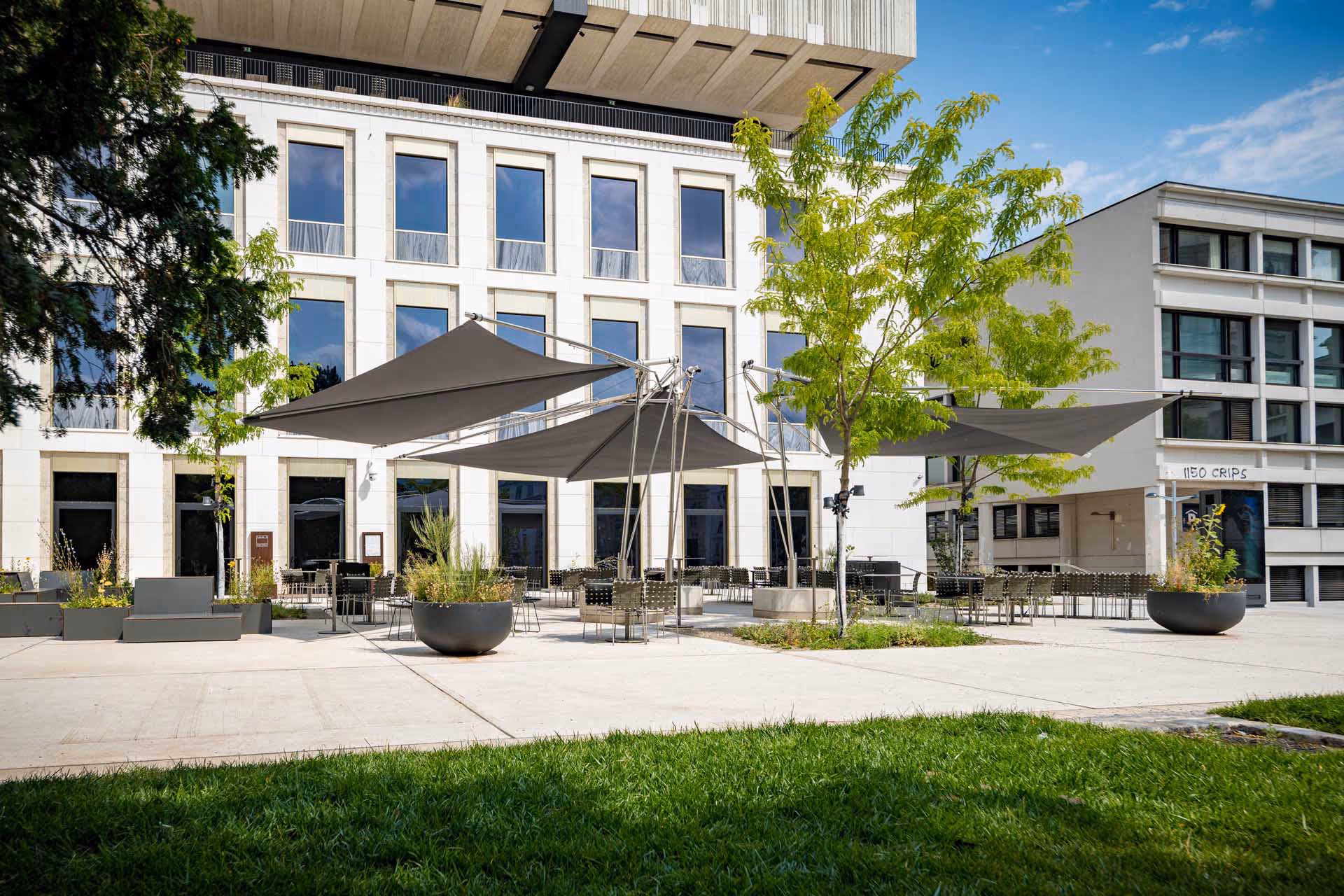 Integrierter Windsensor sorgt für automatische Sicherheit bei starkem Wind.