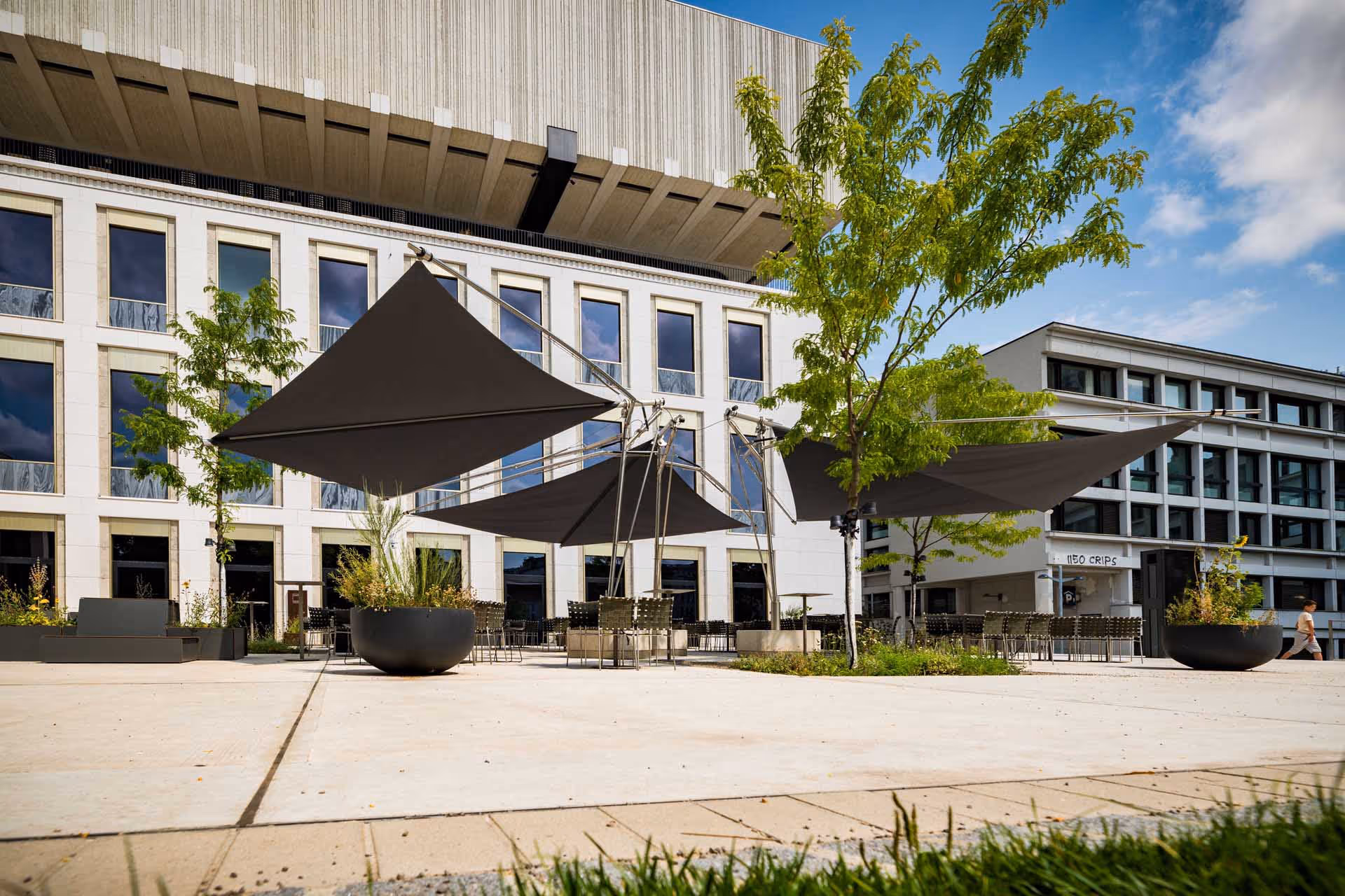 Die freikragende Welle ermöglicht eine elegante, schwebende Konstruktion ohne störende Stützen.