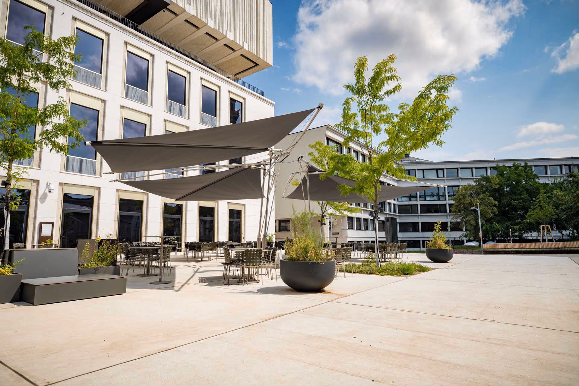 Mit einem Knopfdruck entfaltet sich das Armsystem – für komfortable und flexible Beschattung.