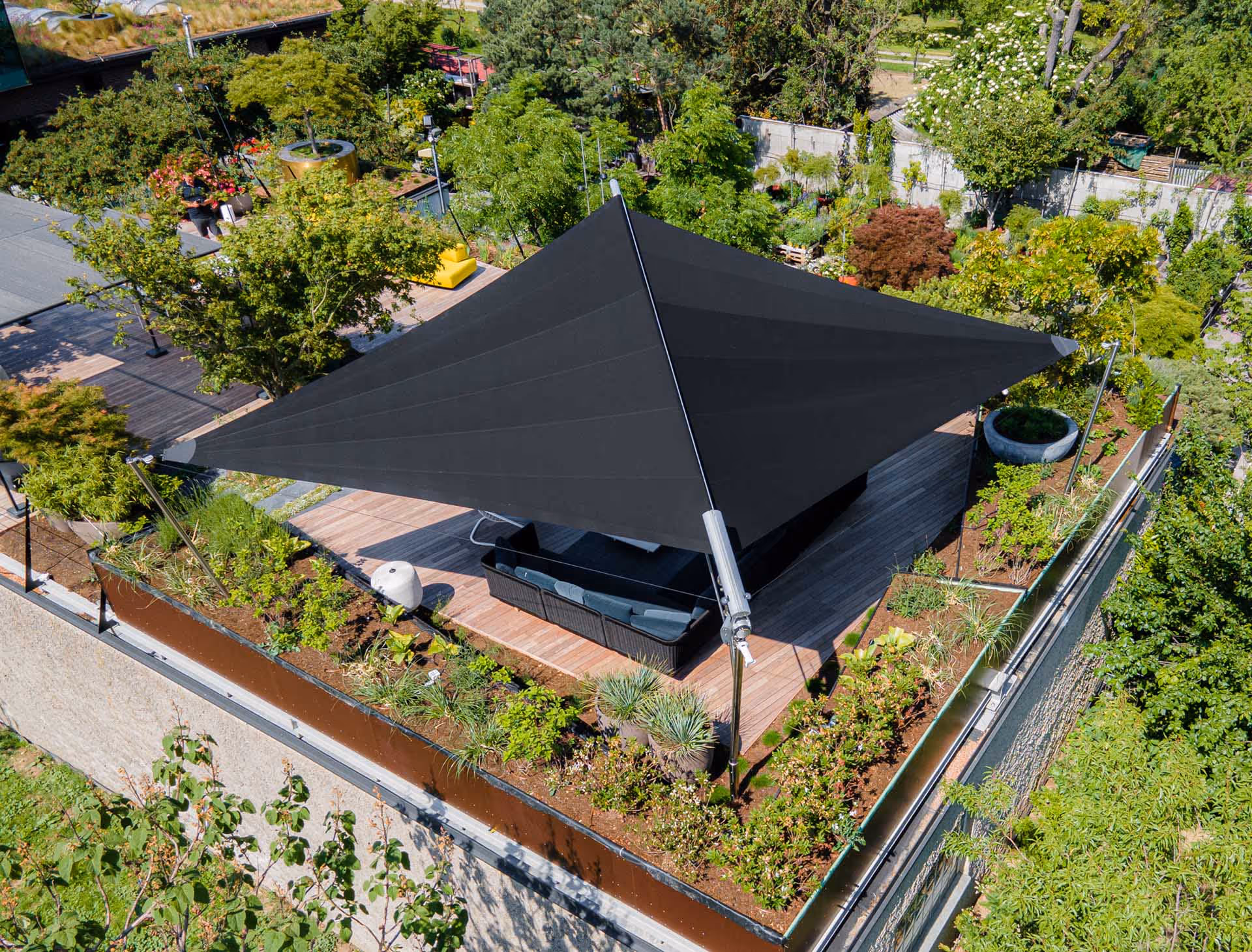 Das elegante Sonnensegel dient als Schauanlage für hochwertige Gartenarchitektur.