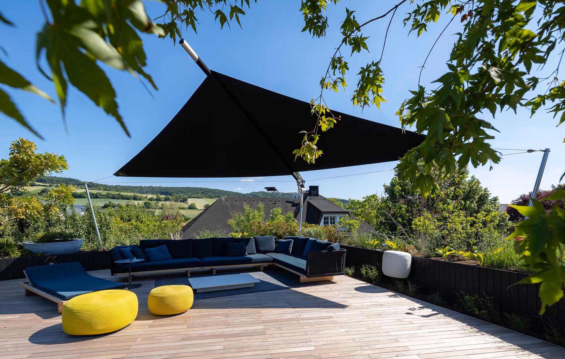 Das Segel schützt zuverlässig vor Sonne und leichtem Regen – ideal für Beratungssituationen.