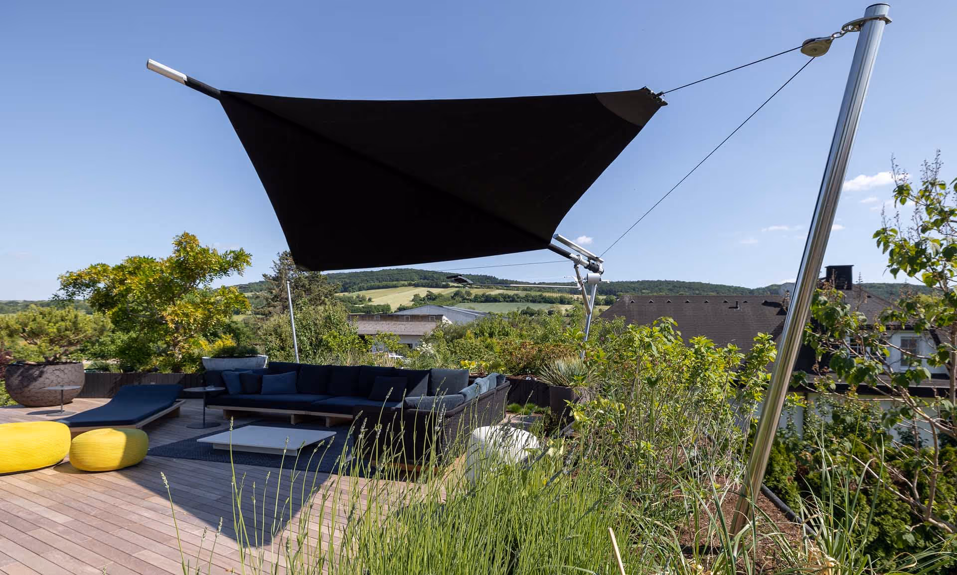 Die textile Architektur verbindet Funktionalität mit gestalterischer Raffinesse.