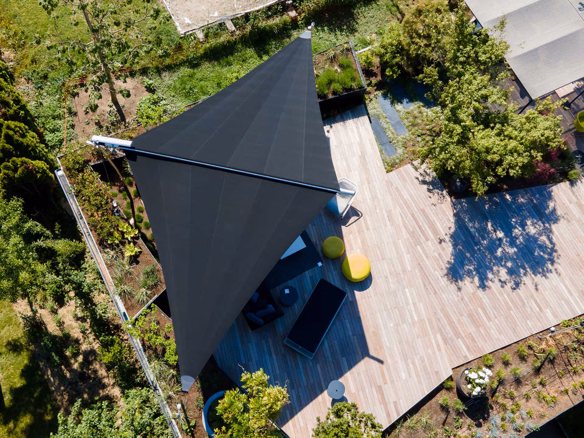 SunSquare Anlage zeigt die Wirkung von textilem Sonnenschutz im realen Einsatz.