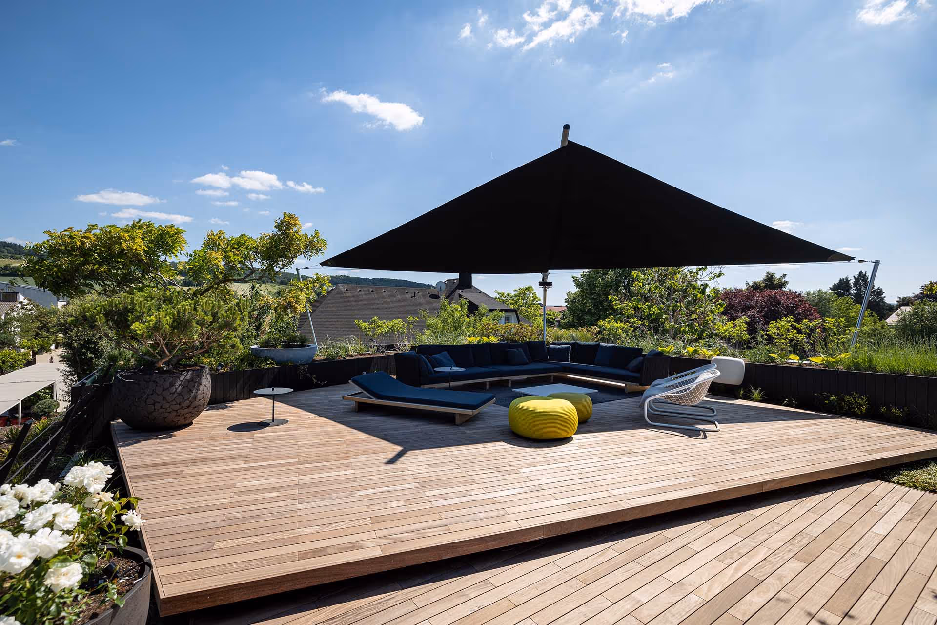 Das Referenzsegel fügt sich stilvoll in die moderne Dachterrassengestaltung ein.